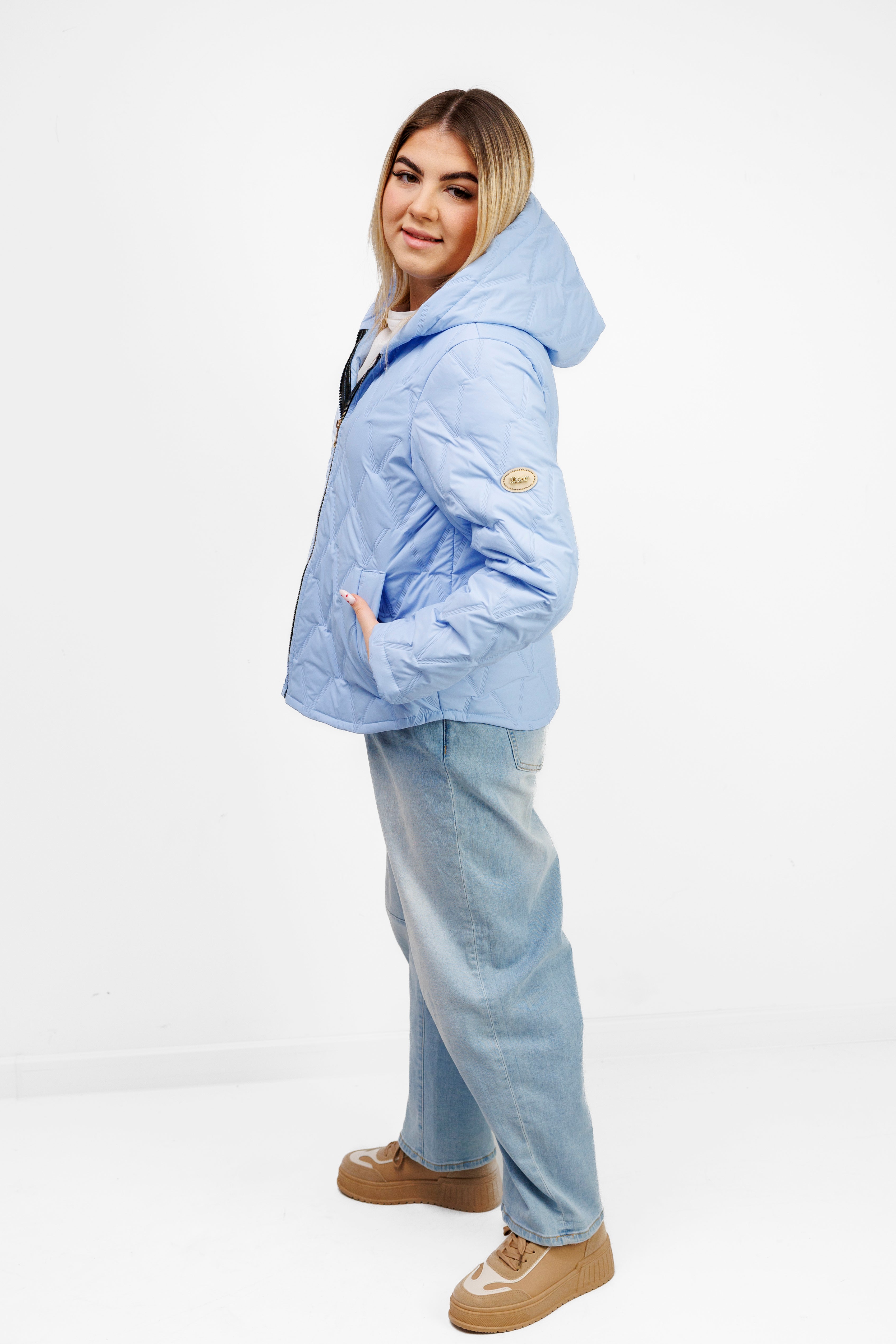 Krótka Kurtka Damska z Naszywką Polska Marka Plus Size Niebieski