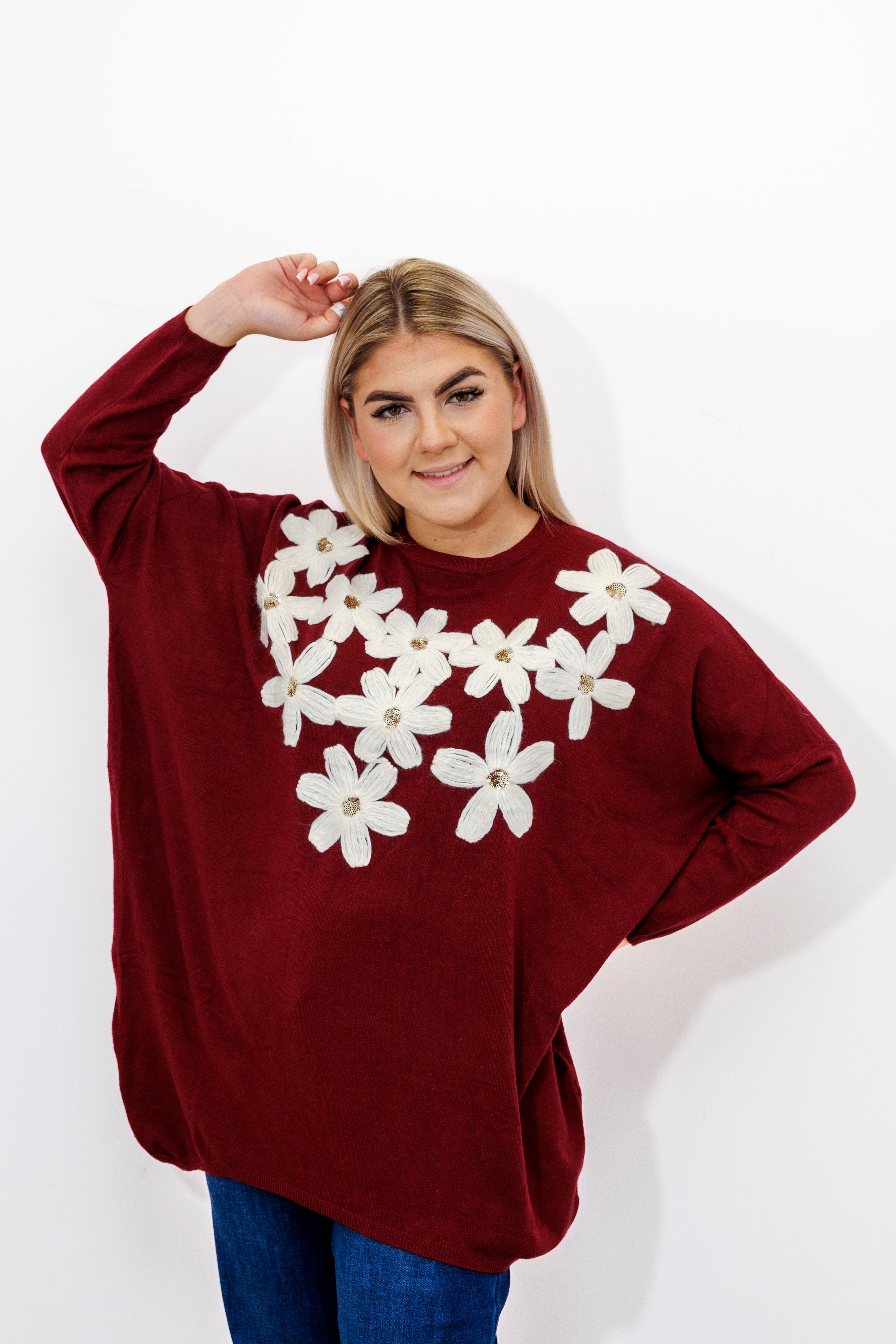 Kobiecy sweter z dekoracyjnymi kwiatami Bordo
