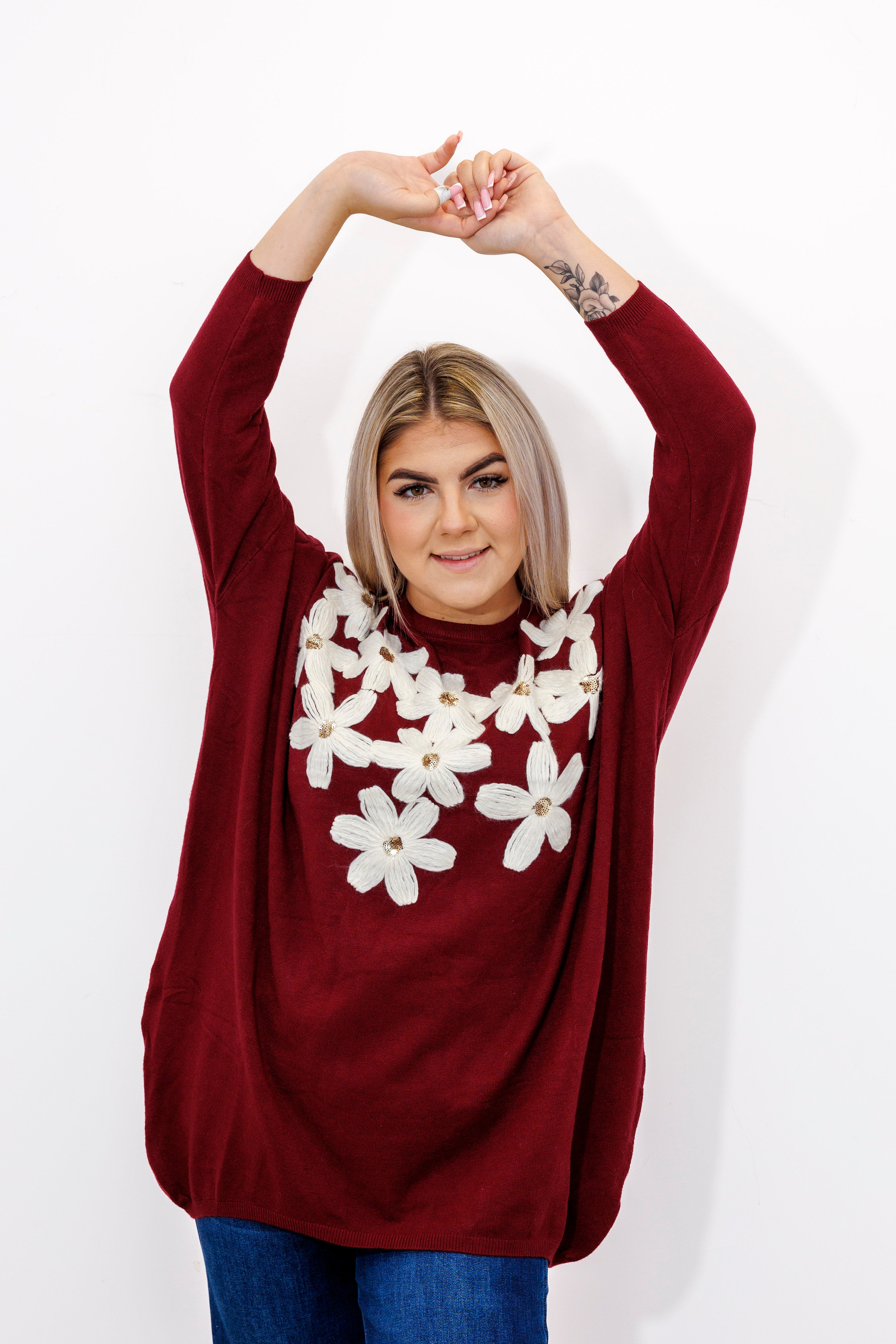 Kobiecy sweter z dekoracyjnymi kwiatami Bordo