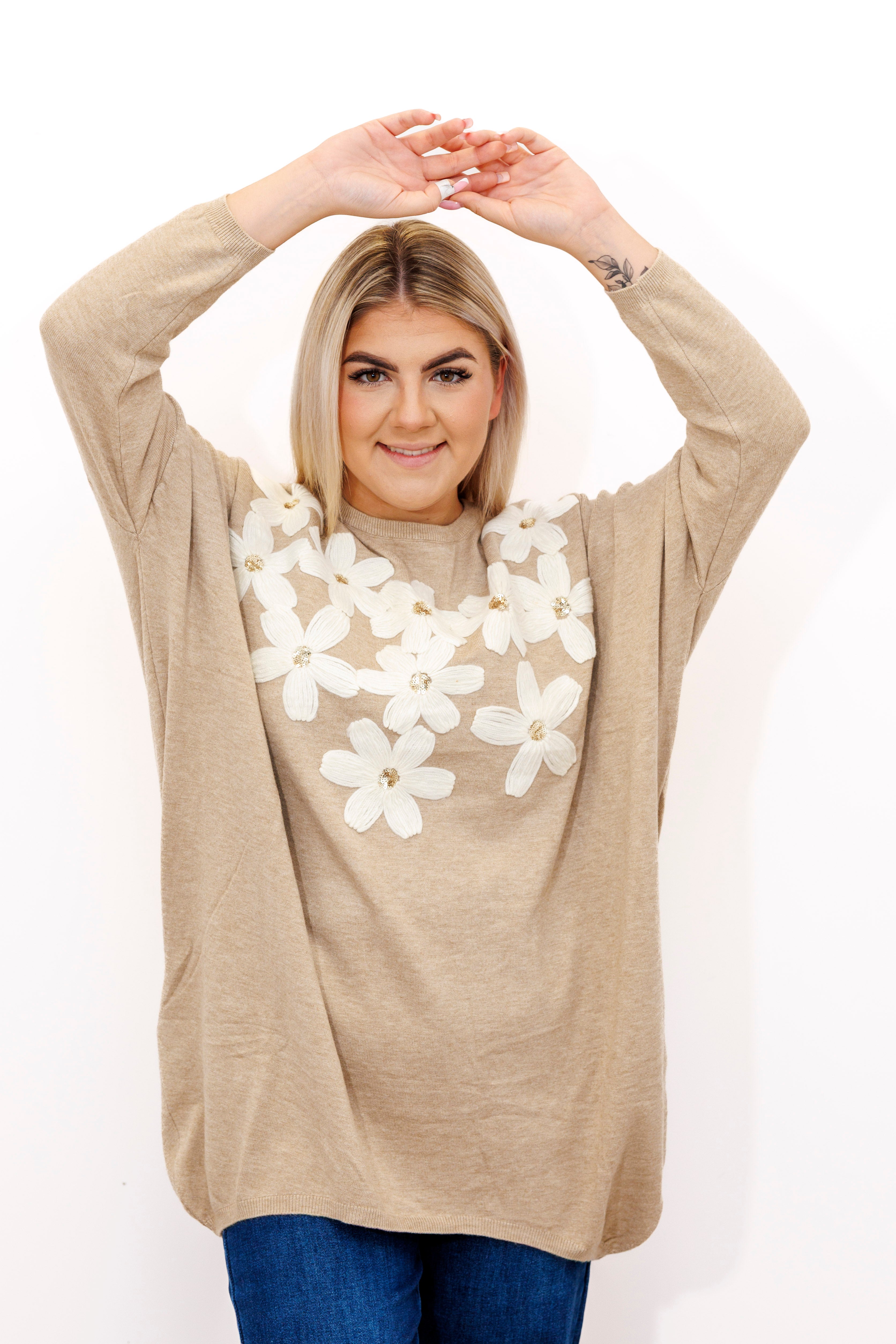 Kobiecy sweter z dekoracyjnymi kwiatami Beż