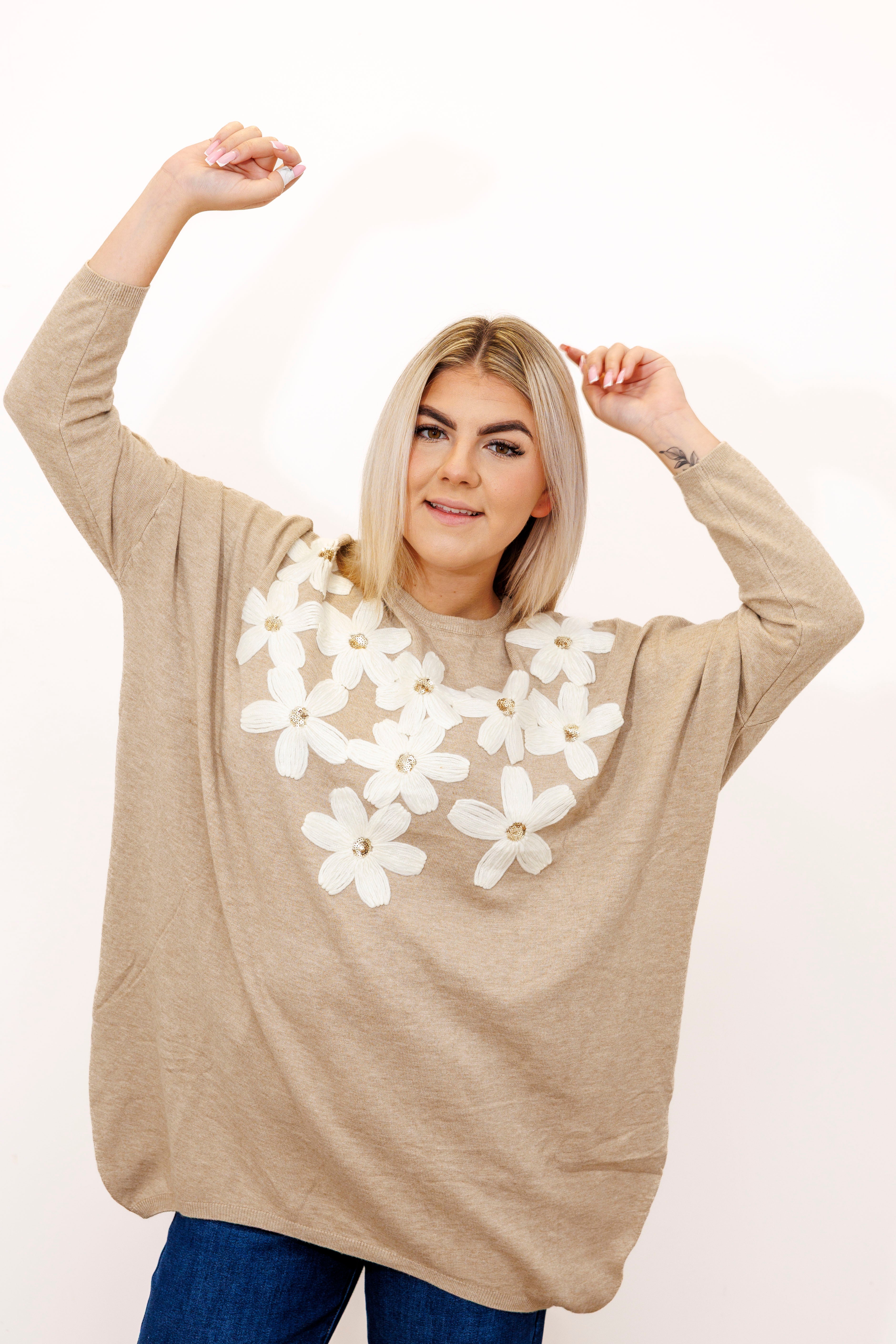 Kobiecy sweter z dekoracyjnymi kwiatami Beż
