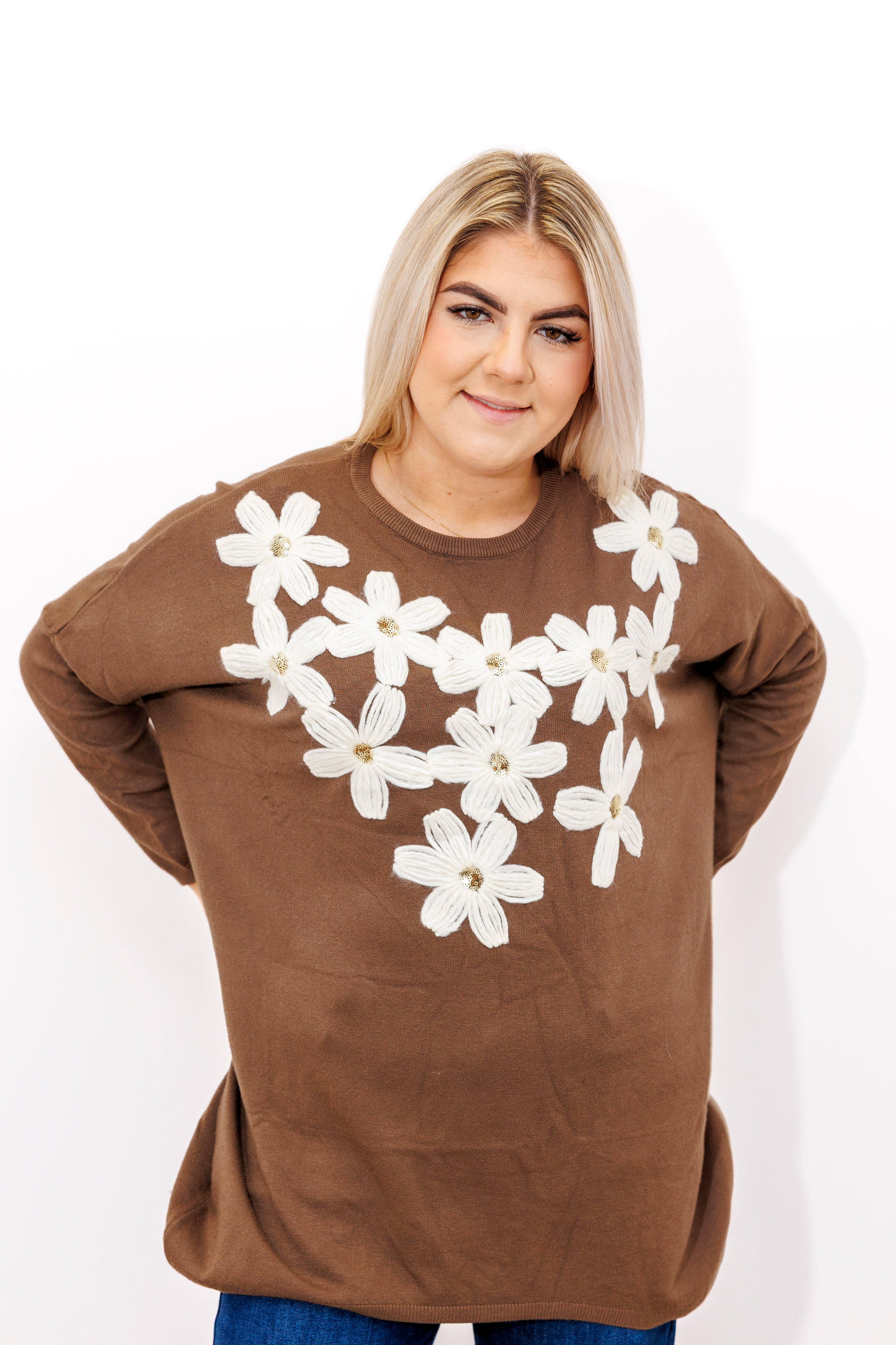 Kobiecy sweter z dekoracyjnymi kwiatami Brąz