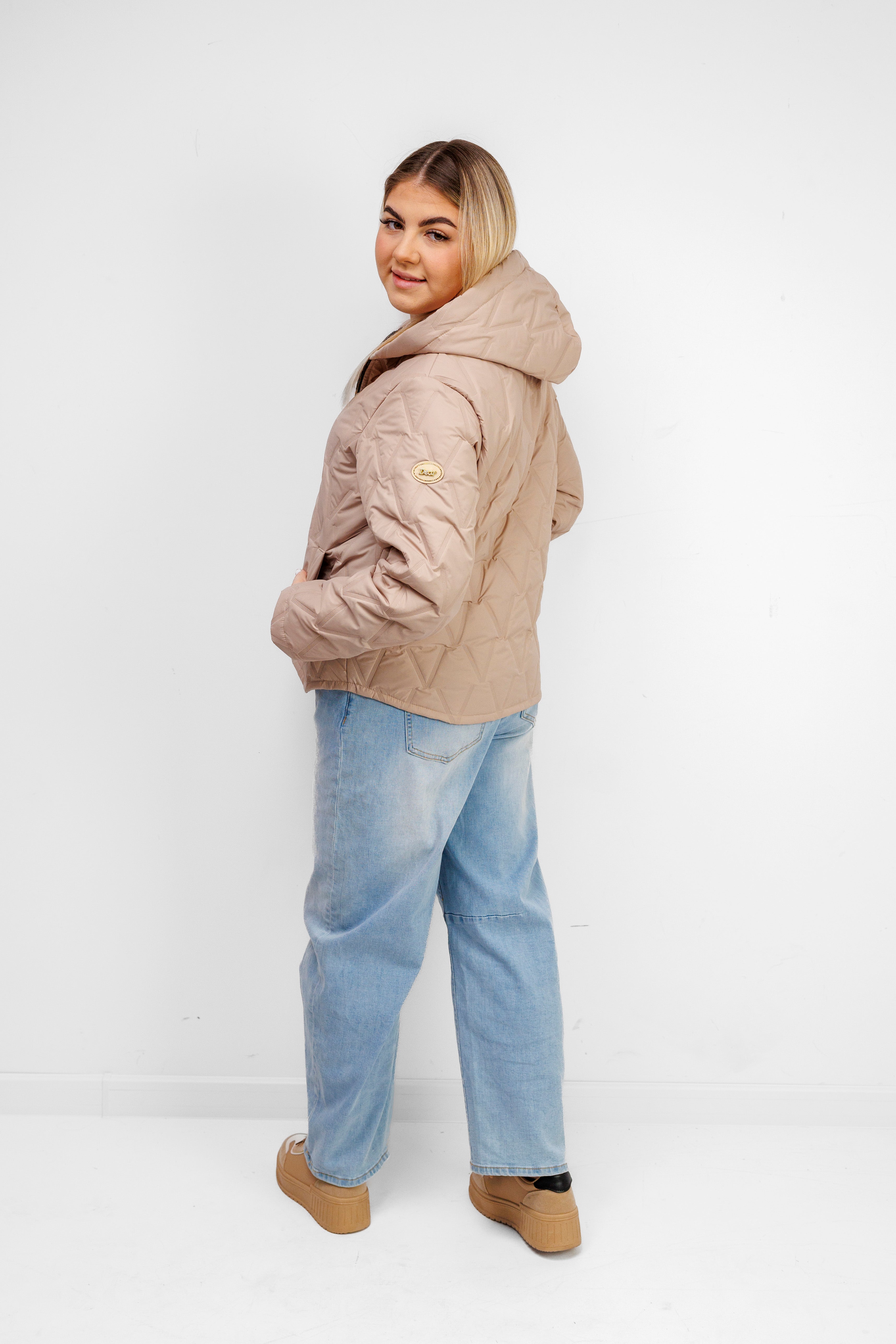 Krótka Kurtka Damska z Naszywką Polska Marka Plus Size Beż