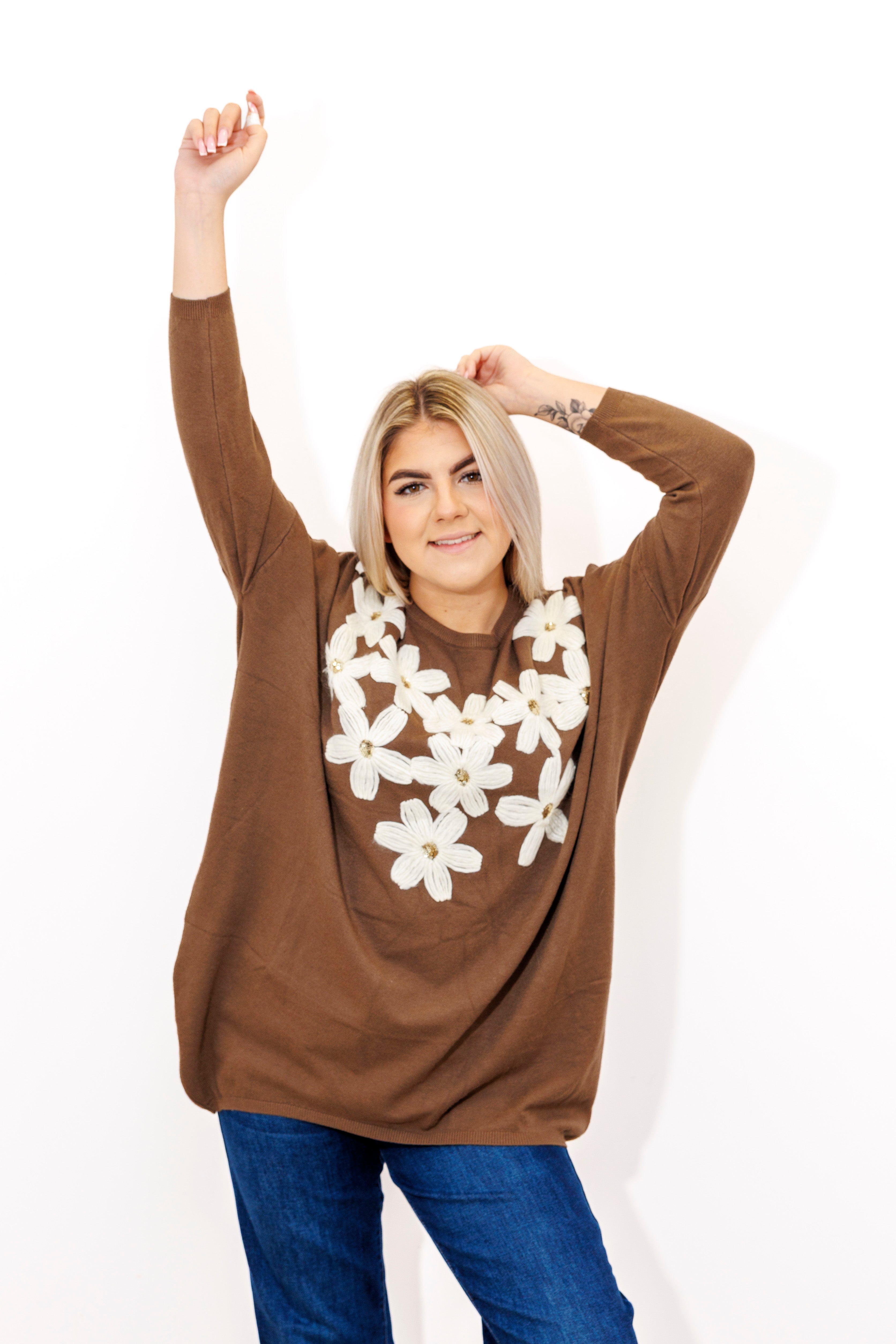 Kobiecy sweter z dekoracyjnymi kwiatami Brąz