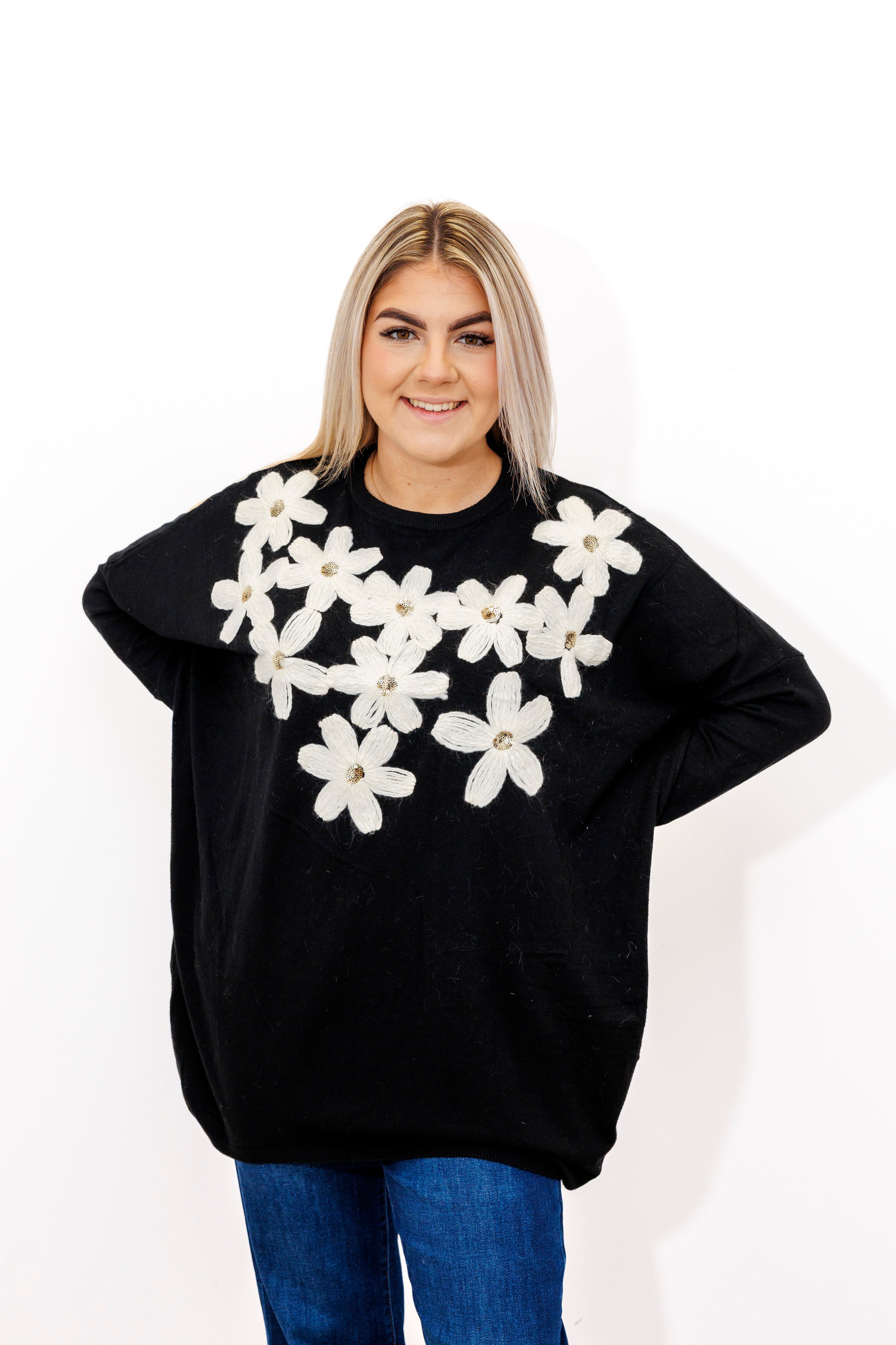 Kobiecy sweter z dekoracyjnymi kwiatami Czarny