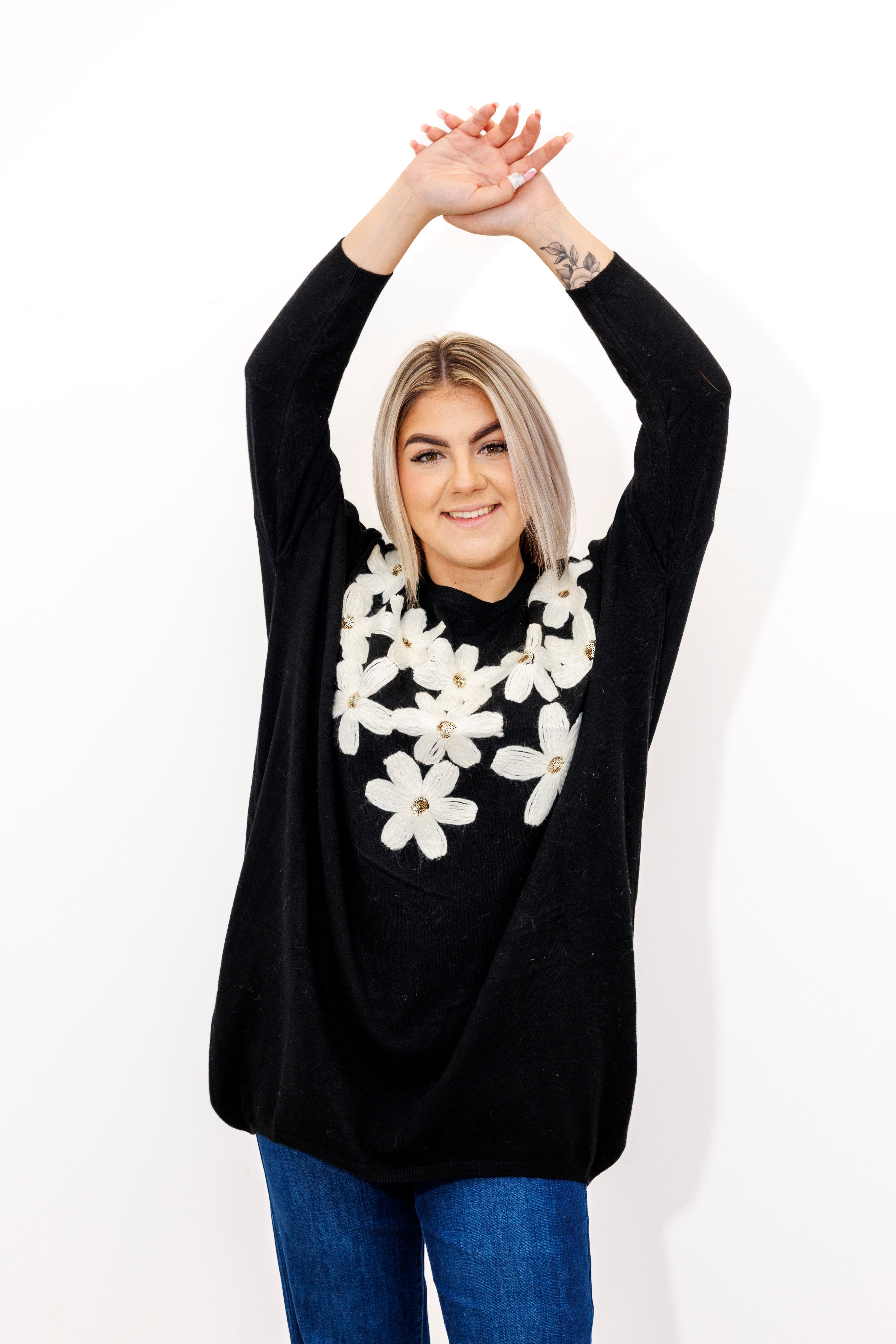 Kobiecy sweter z dekoracyjnymi kwiatami Czarny