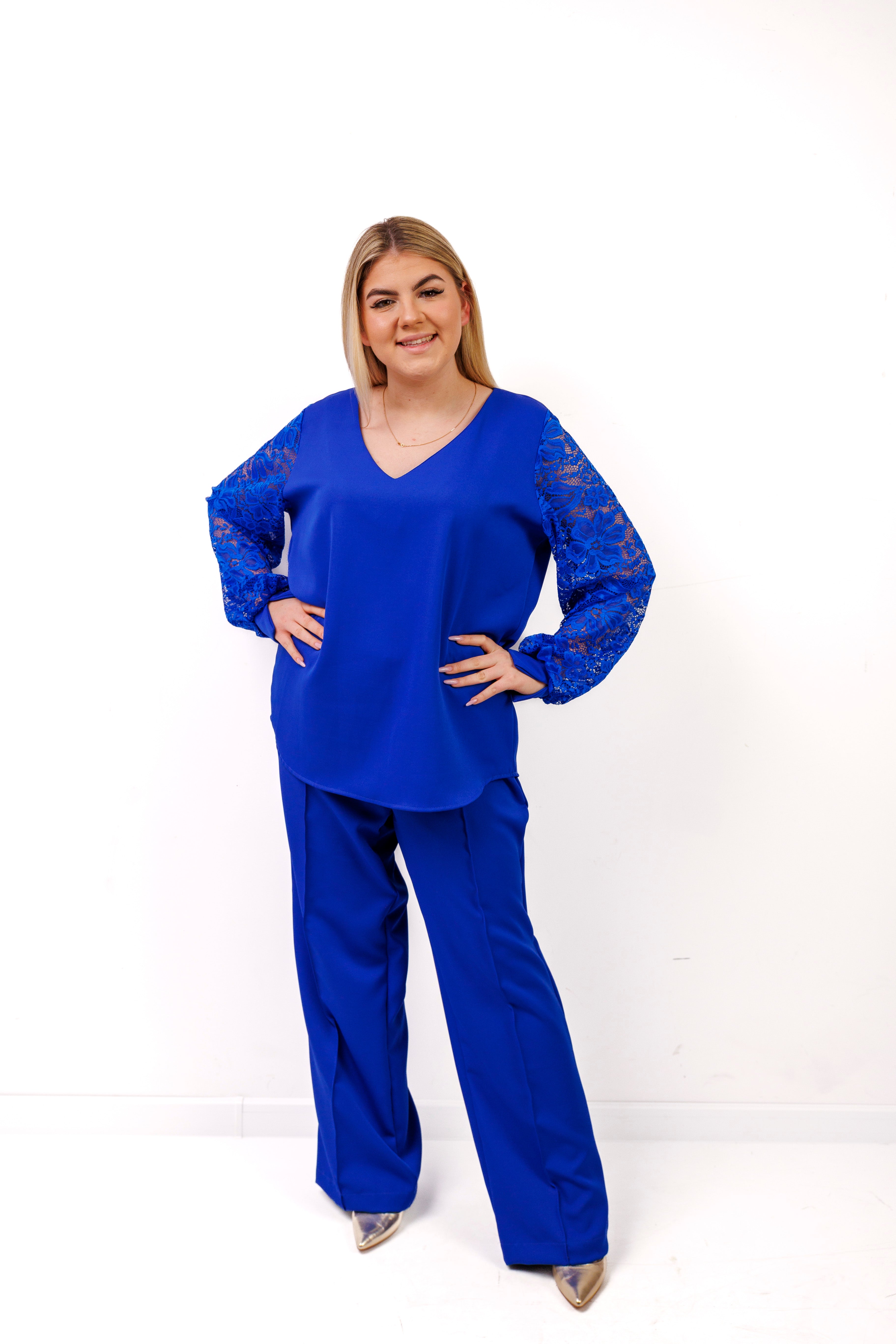 Elegancki komplet damski plus size – spodnie i bluzka z koronkowym rękawem, polska produkcja Chaber