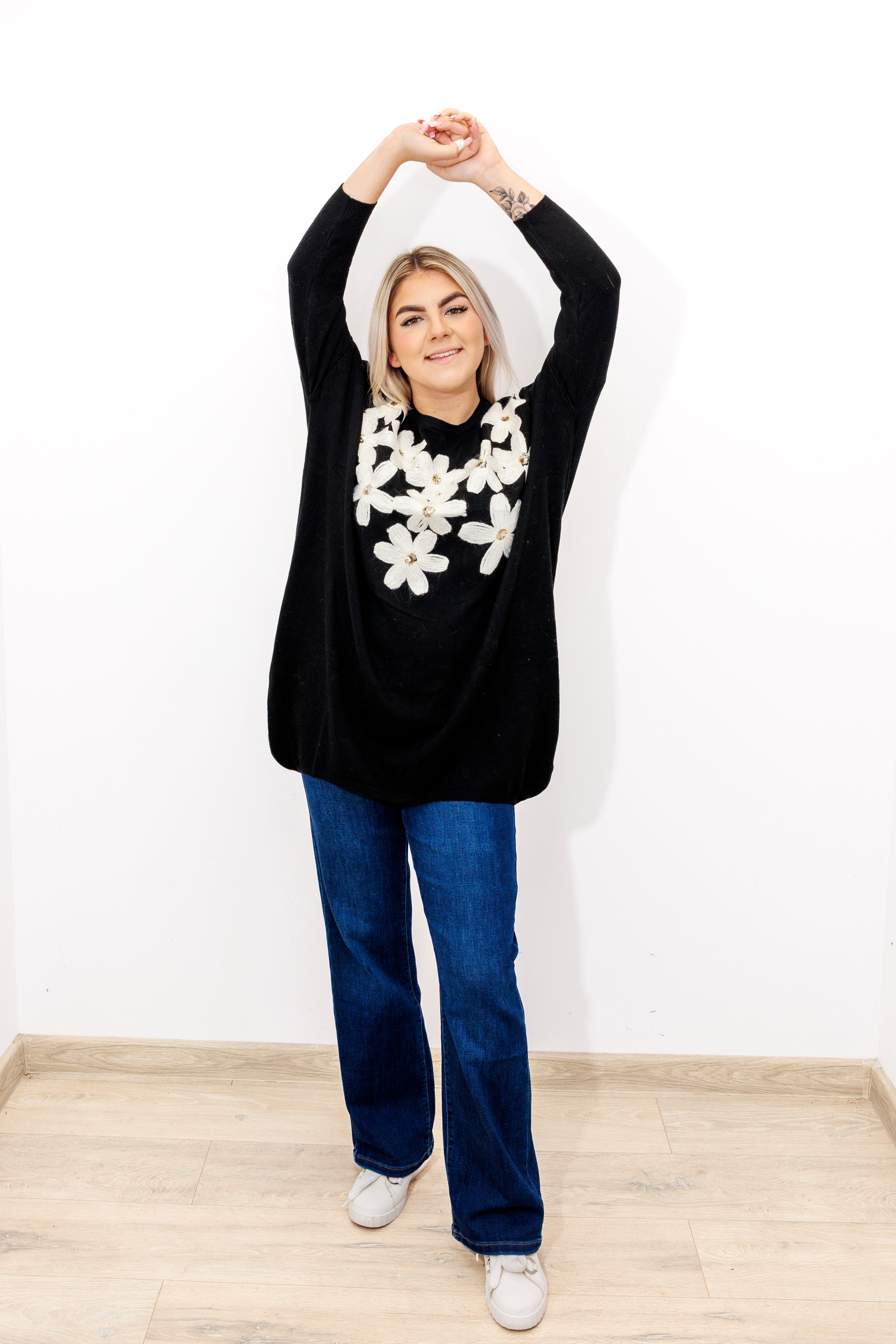 Kobiecy sweter z dekoracyjnymi kwiatami Czarny