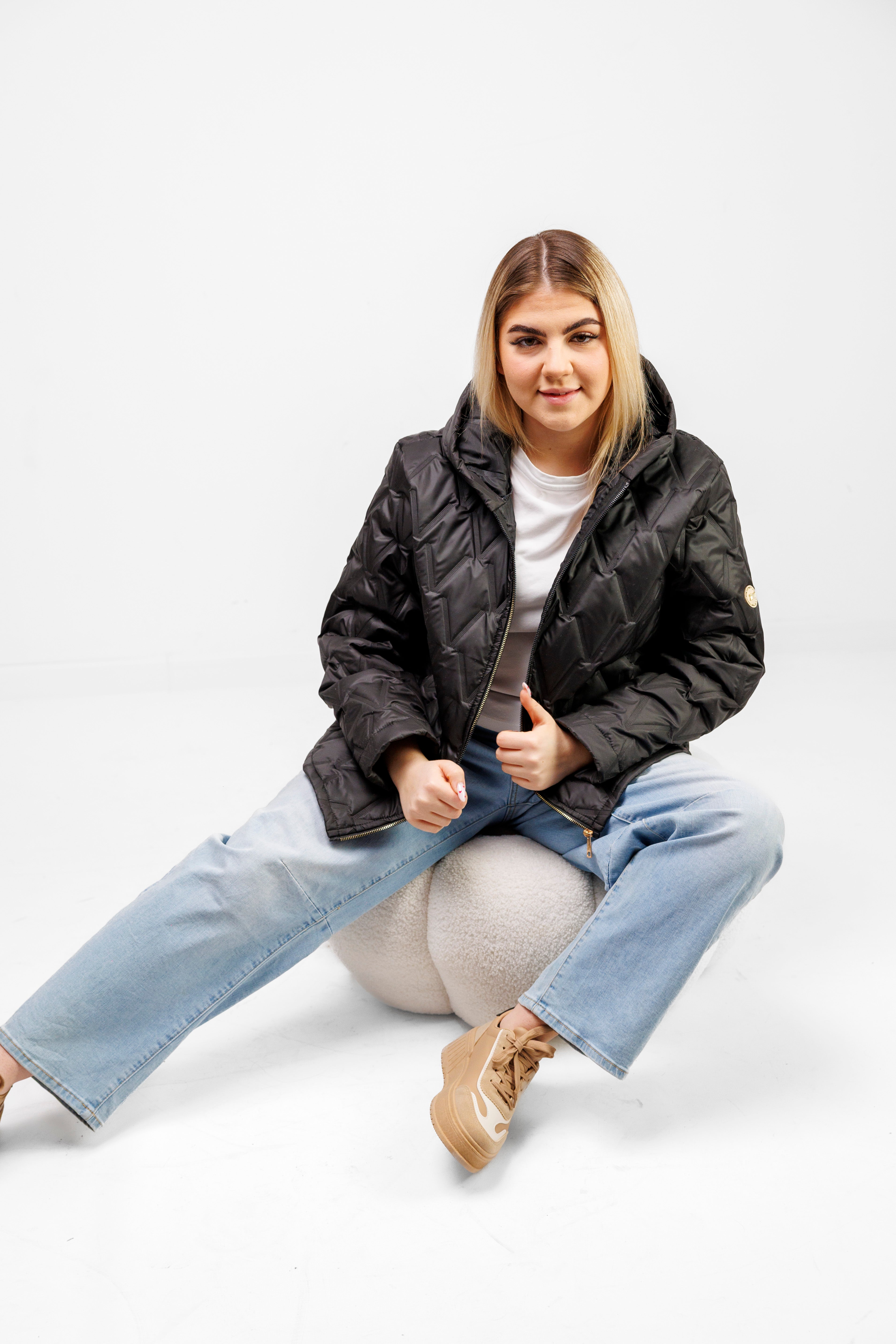 Krótka Kurtka Damska z Naszywką Polska Marka Plus Size Czarny