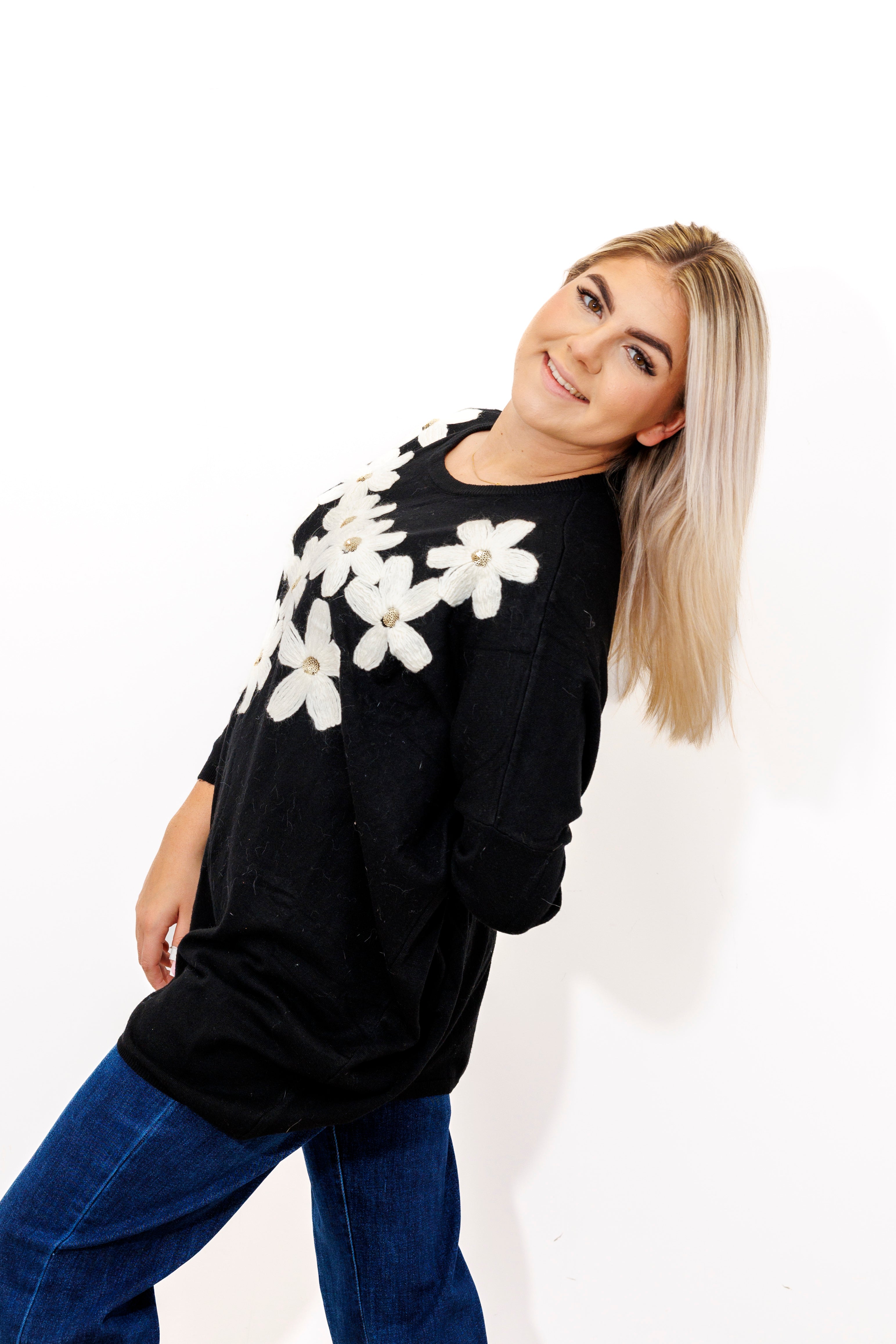 Kobiecy sweter z dekoracyjnymi kwiatami Czarny