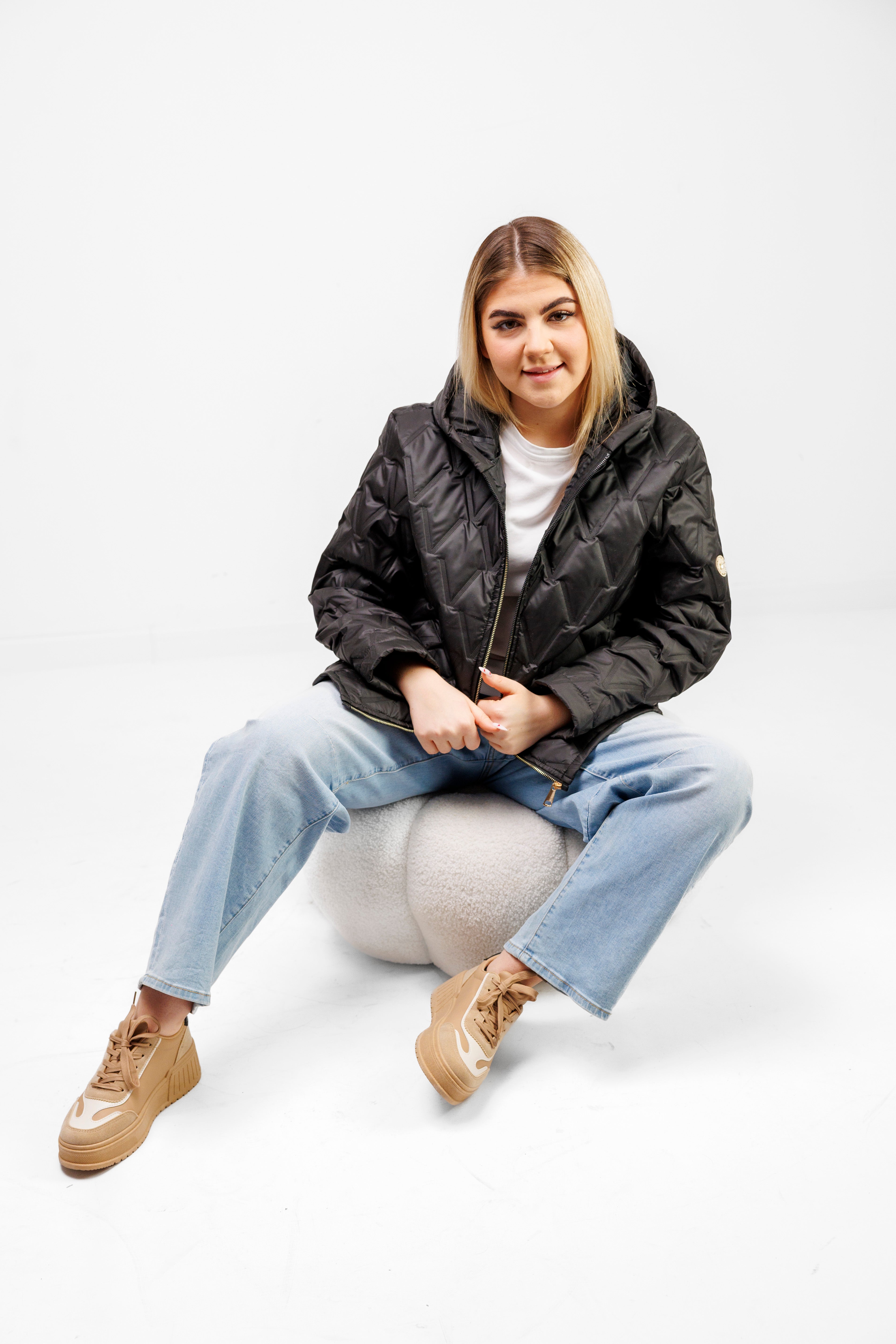 Krótka Kurtka Damska z Naszywką Polska Marka Plus Size Czarny