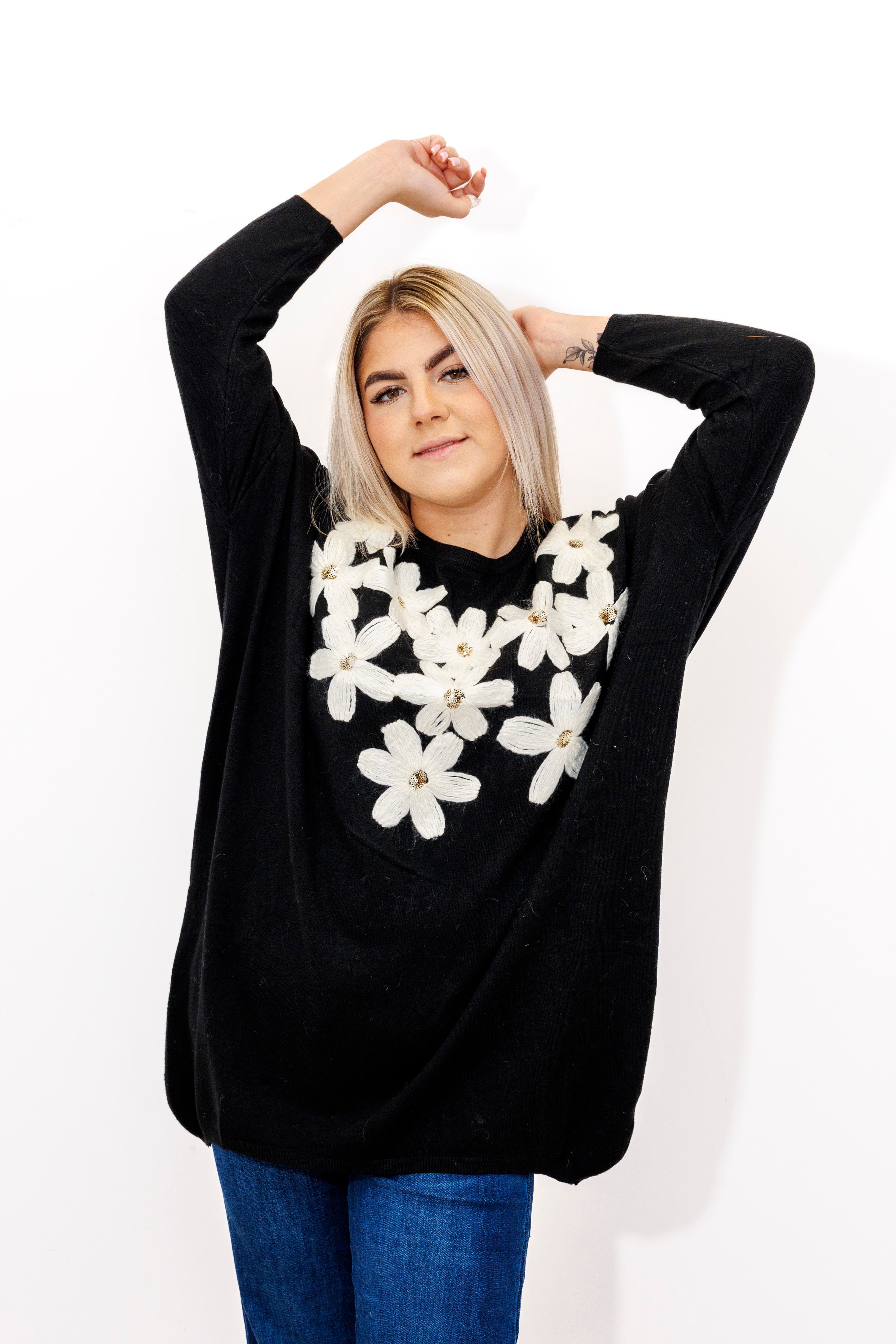 Kobiecy sweter z dekoracyjnymi kwiatami Czarny