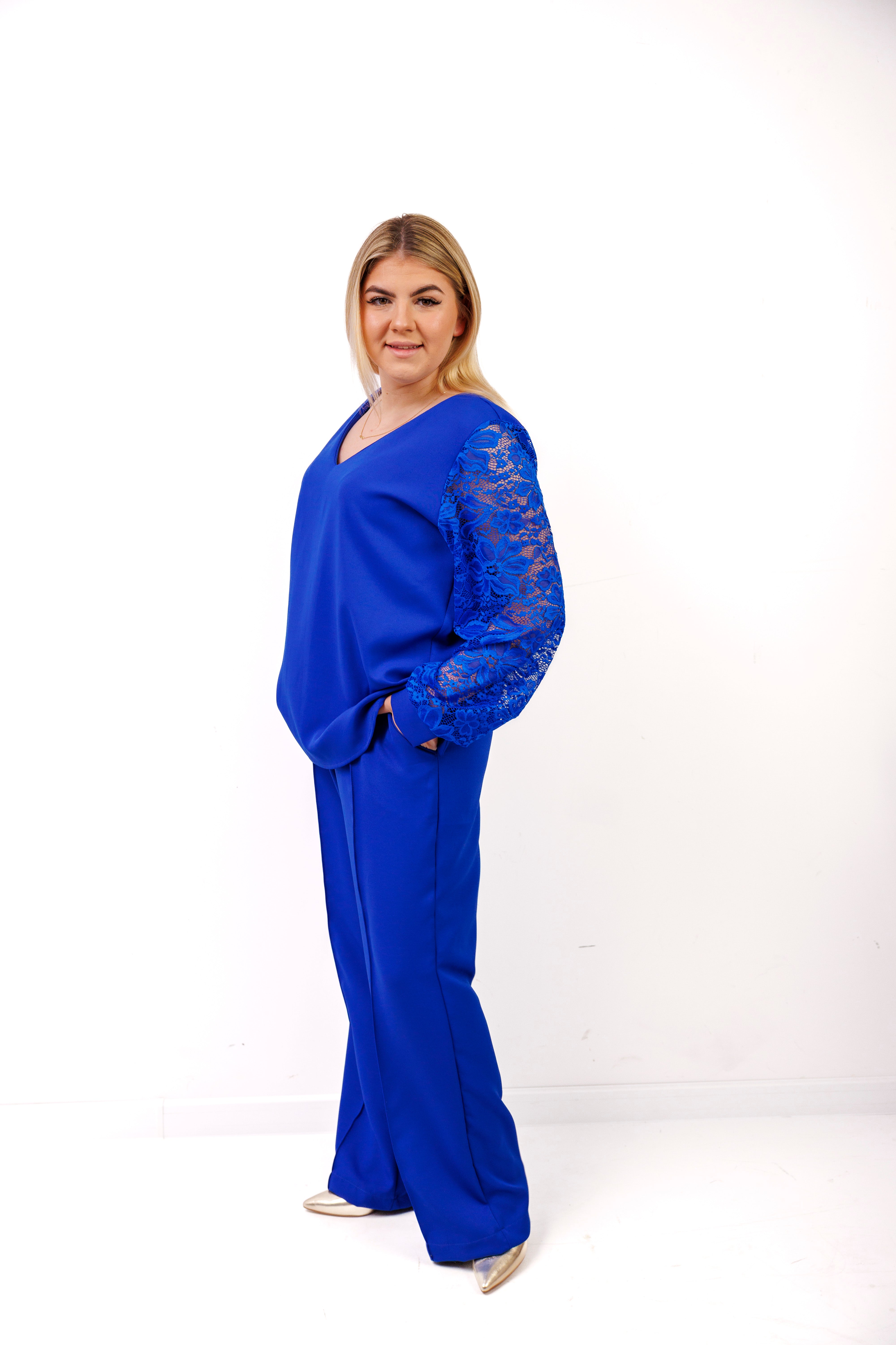 Elegancki komplet damski plus size – spodnie i bluzka z koronkowym rękawem, polska produkcja Chaber