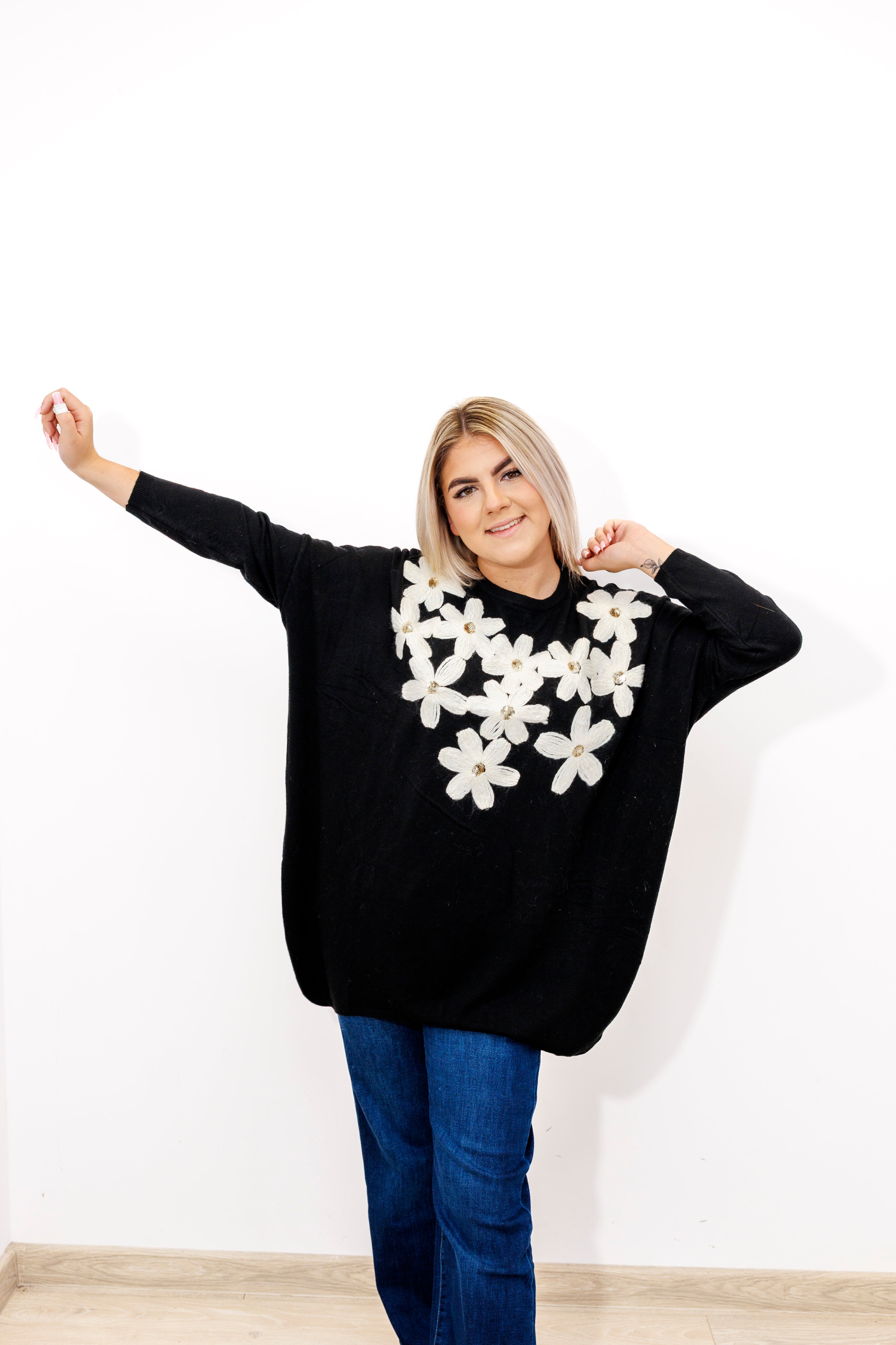 Kobiecy sweter z dekoracyjnymi kwiatami Czarny