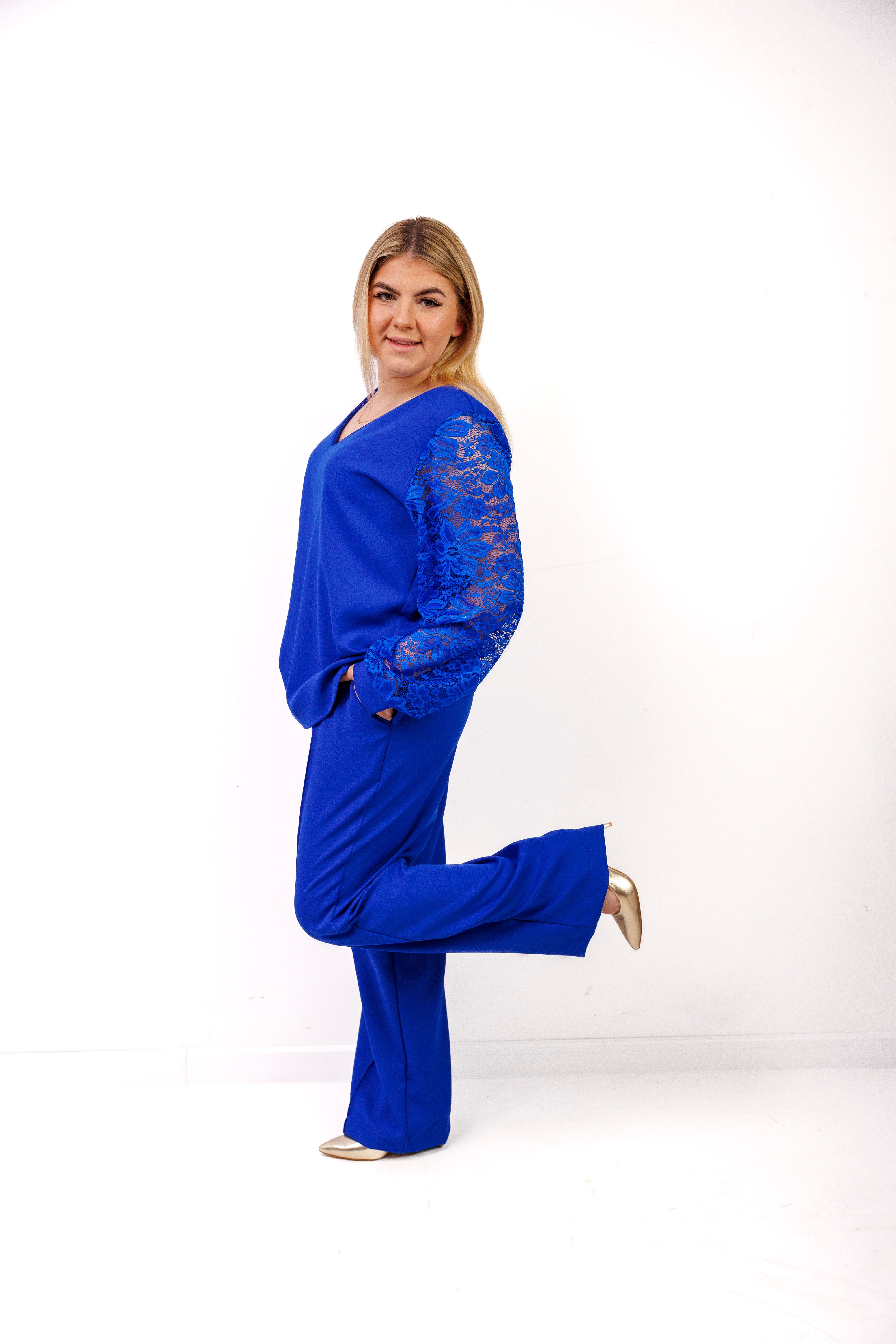 Elegancki komplet damski plus size – spodnie i bluzka z koronkowym rękawem, polska produkcja Chaber