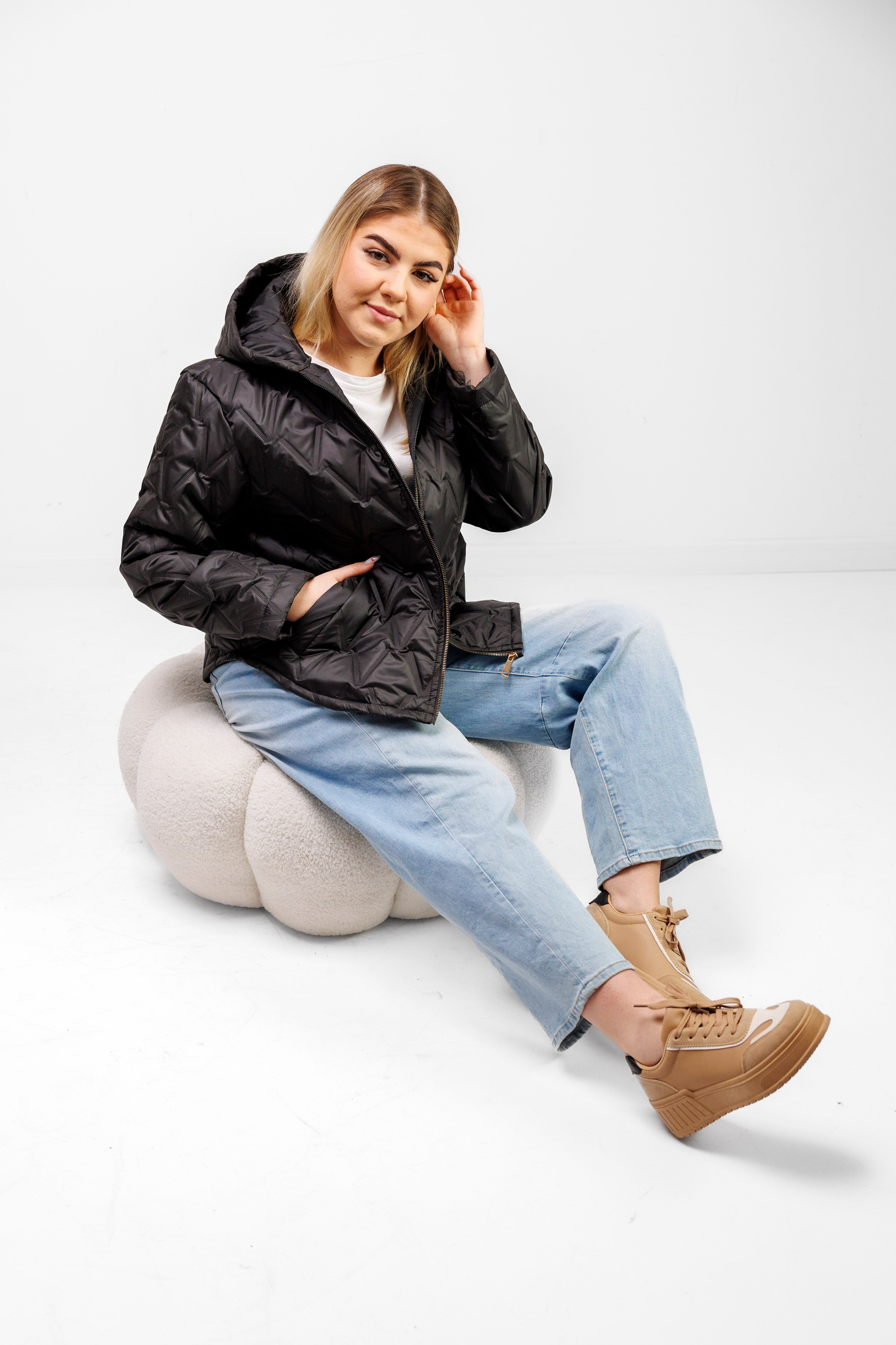 Krótka Kurtka Damska z Naszywką Polska Marka Plus Size Czarny