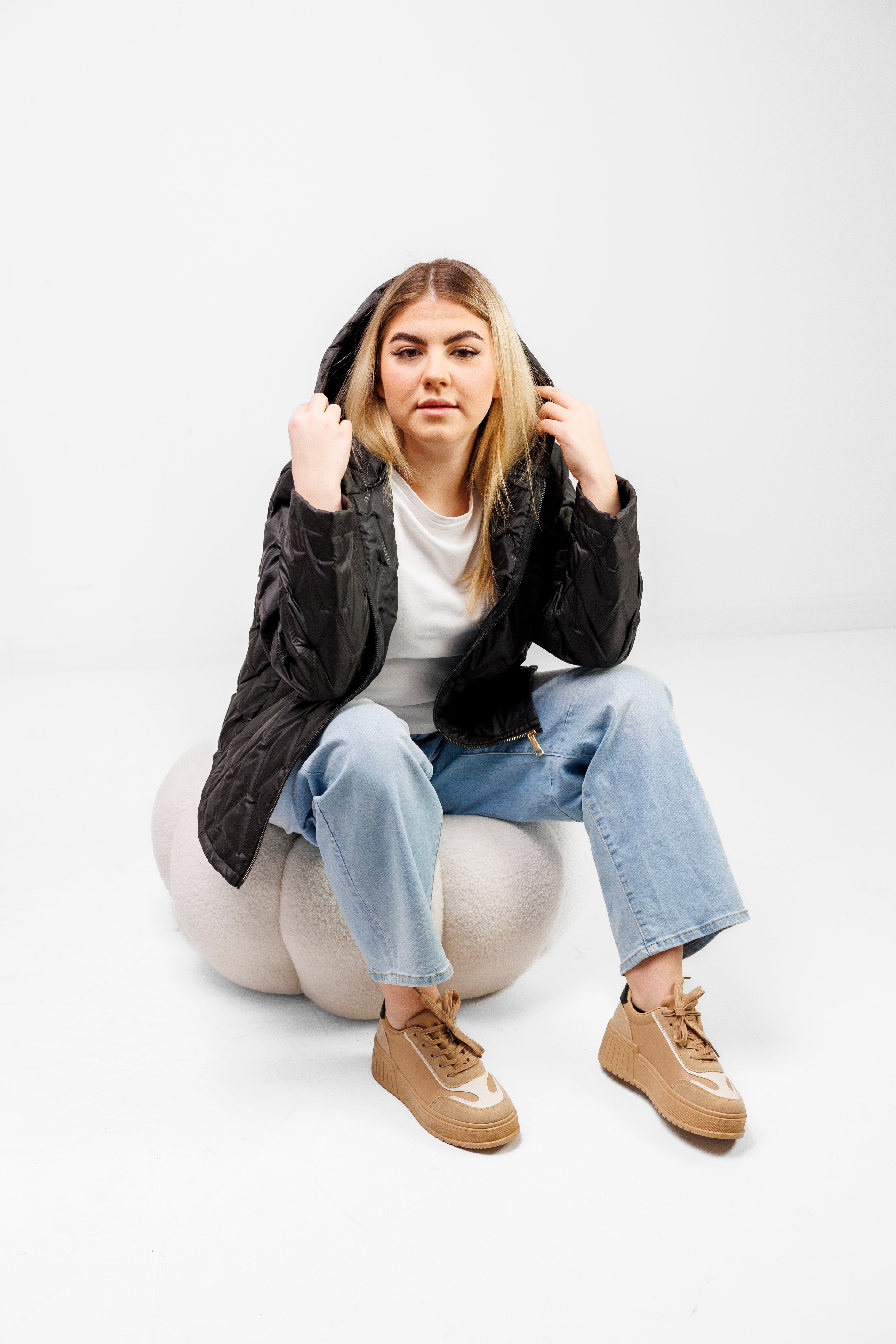 Krótka Kurtka Damska z Naszywką Polska Marka Plus Size Czarny