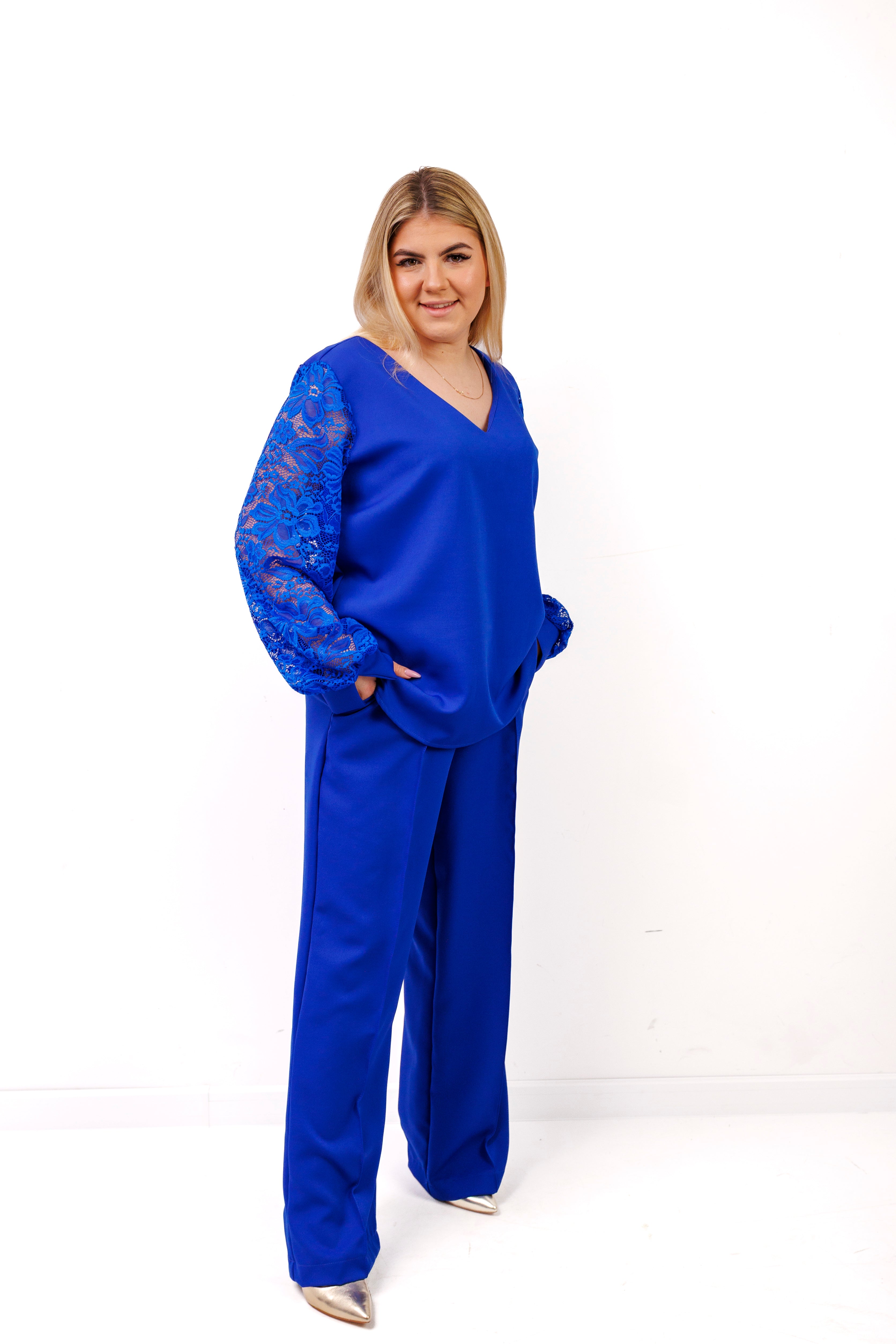 Elegancki komplet damski plus size – spodnie i bluzka z koronkowym rękawem, polska produkcja Chaber