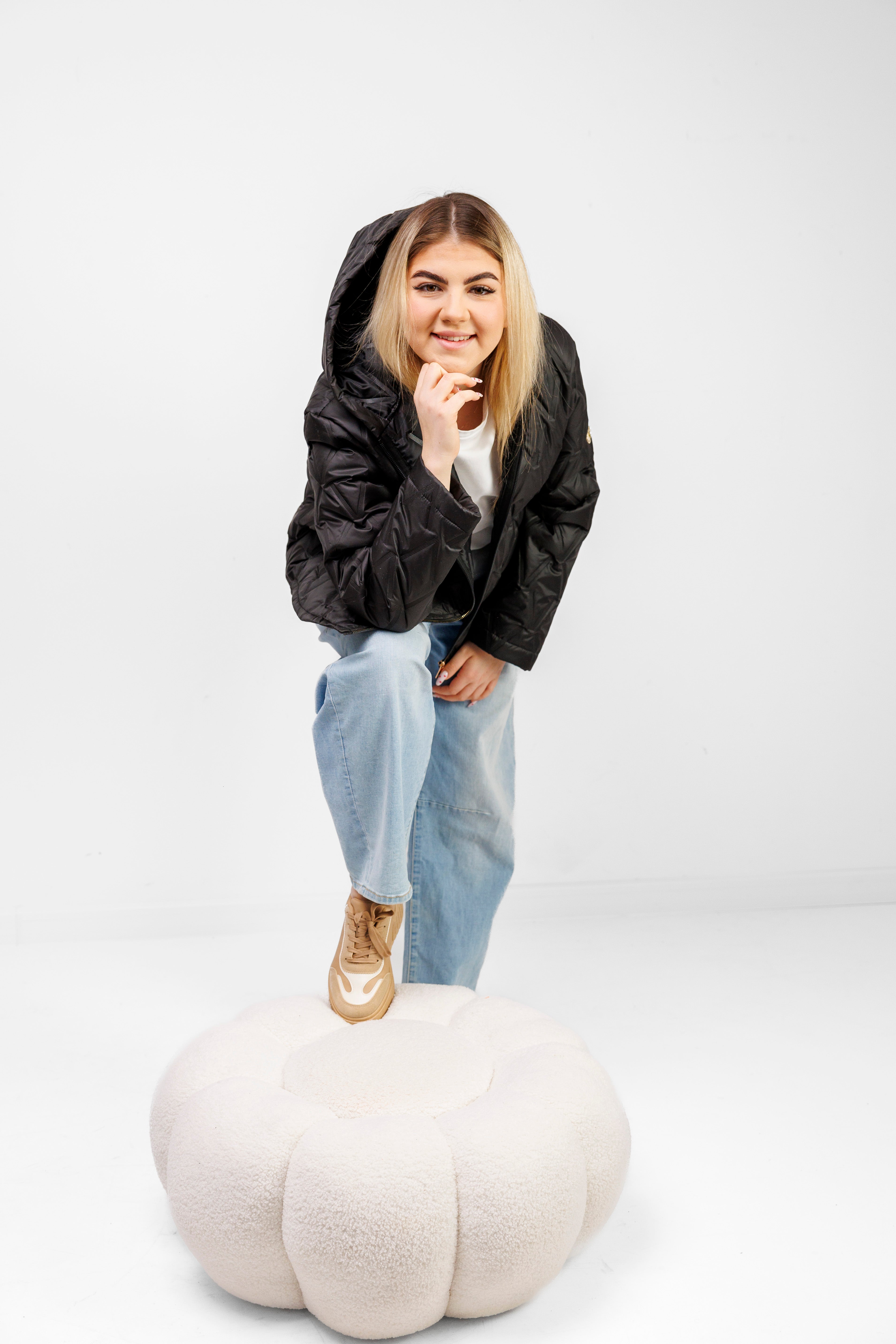 Krótka Kurtka Damska z Naszywką Polska Marka Plus Size Czarny