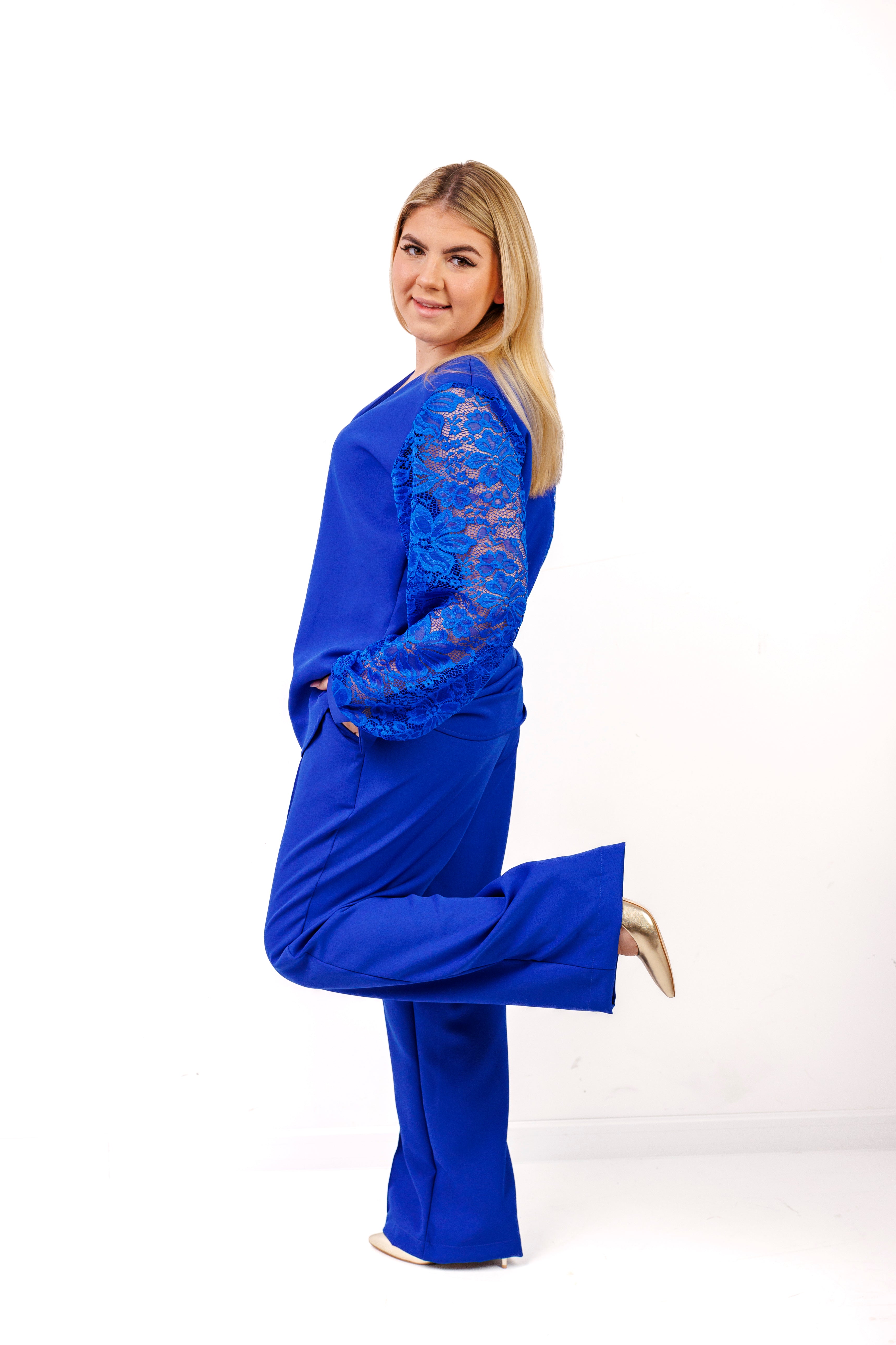 Elegancki komplet damski plus size – spodnie i bluzka z koronkowym rękawem, polska produkcja Chaber