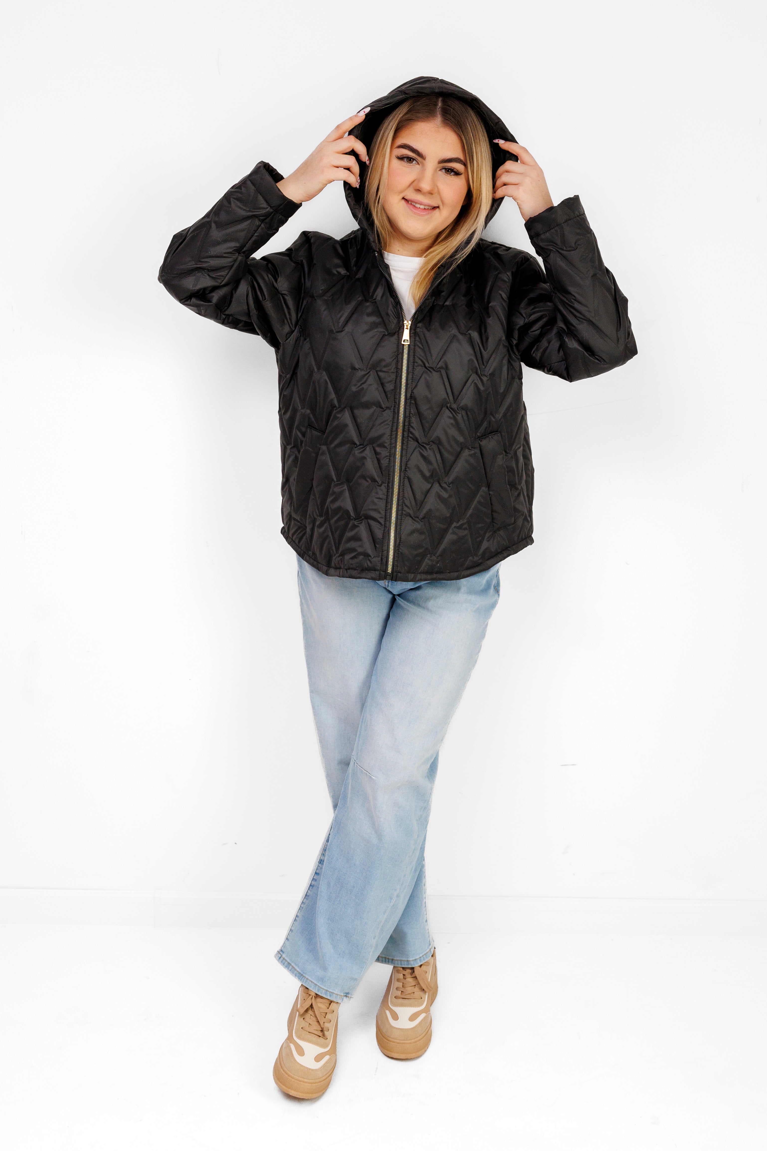 Krótka Kurtka Damska z Naszywką Polska Marka Plus Size Czarny