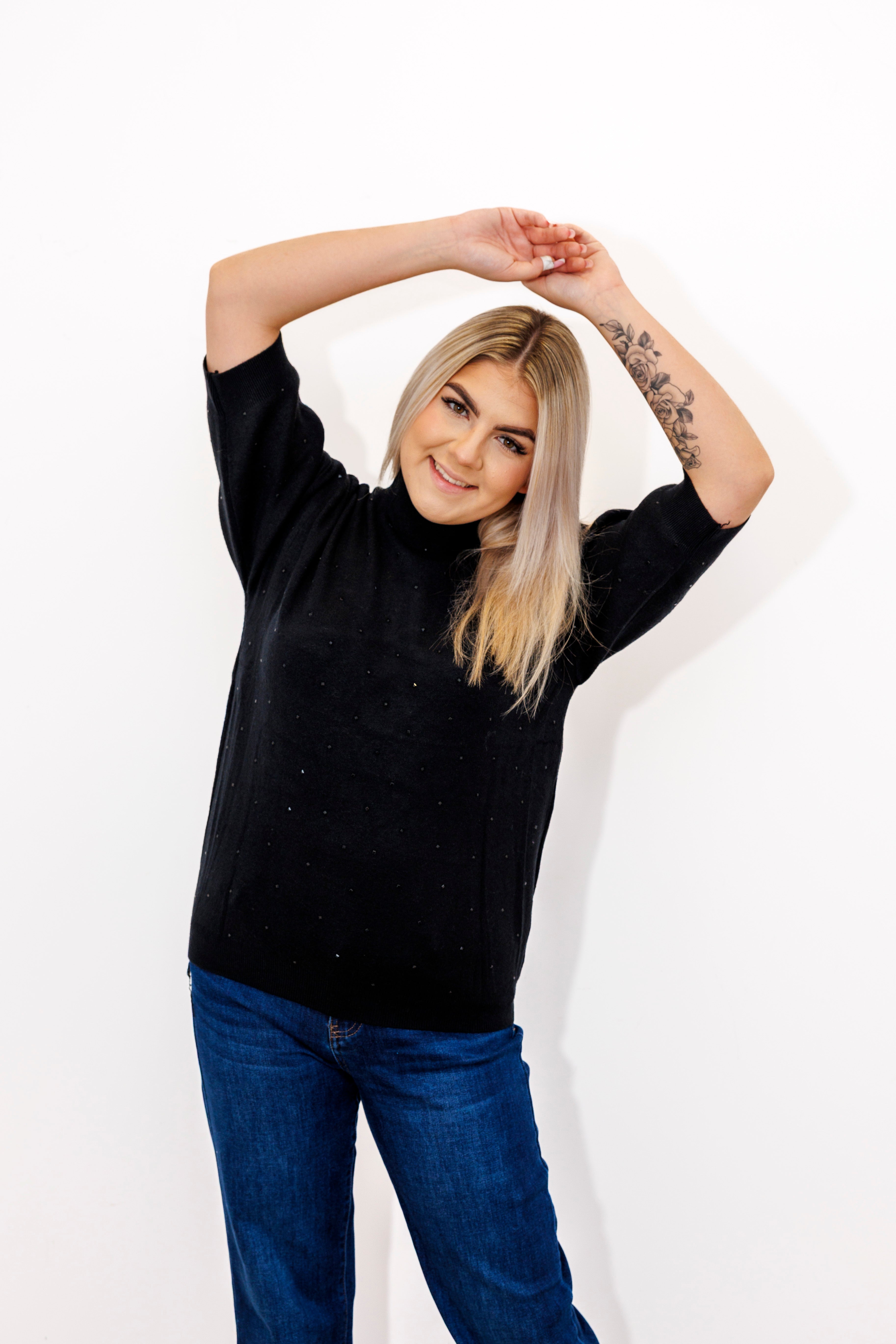 Sweter z cyrkoniami i elegancką stójką Czarny