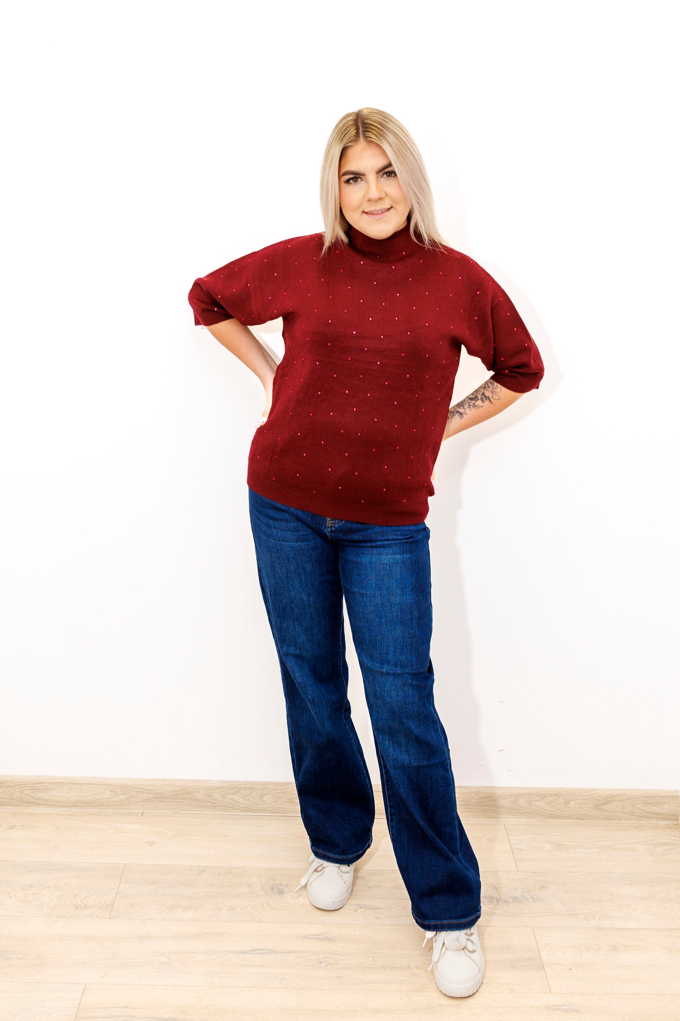 Sweter z cyrkoniami i elegancką stójką Bordo