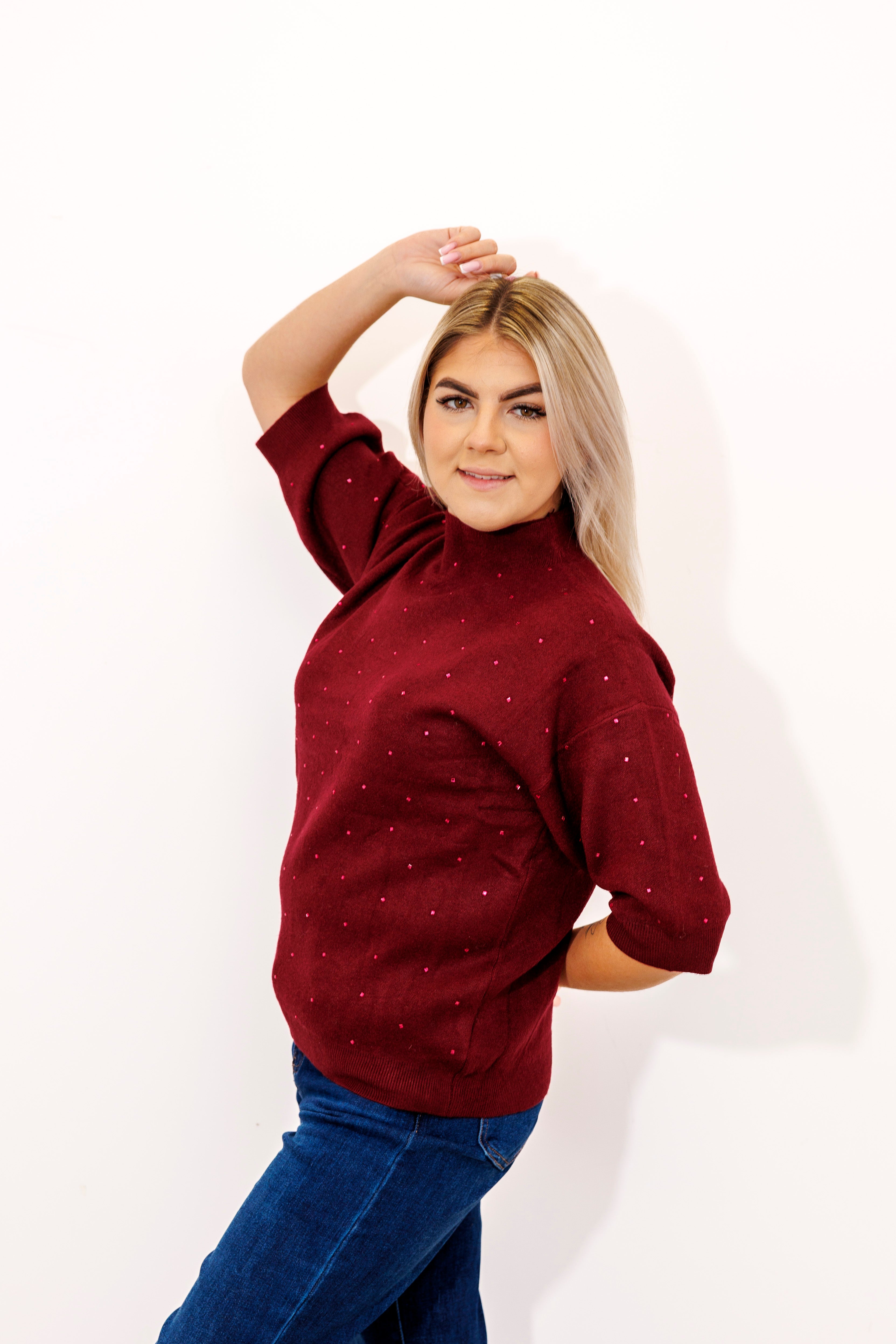 Sweter z cyrkoniami i elegancką stójką Bordo