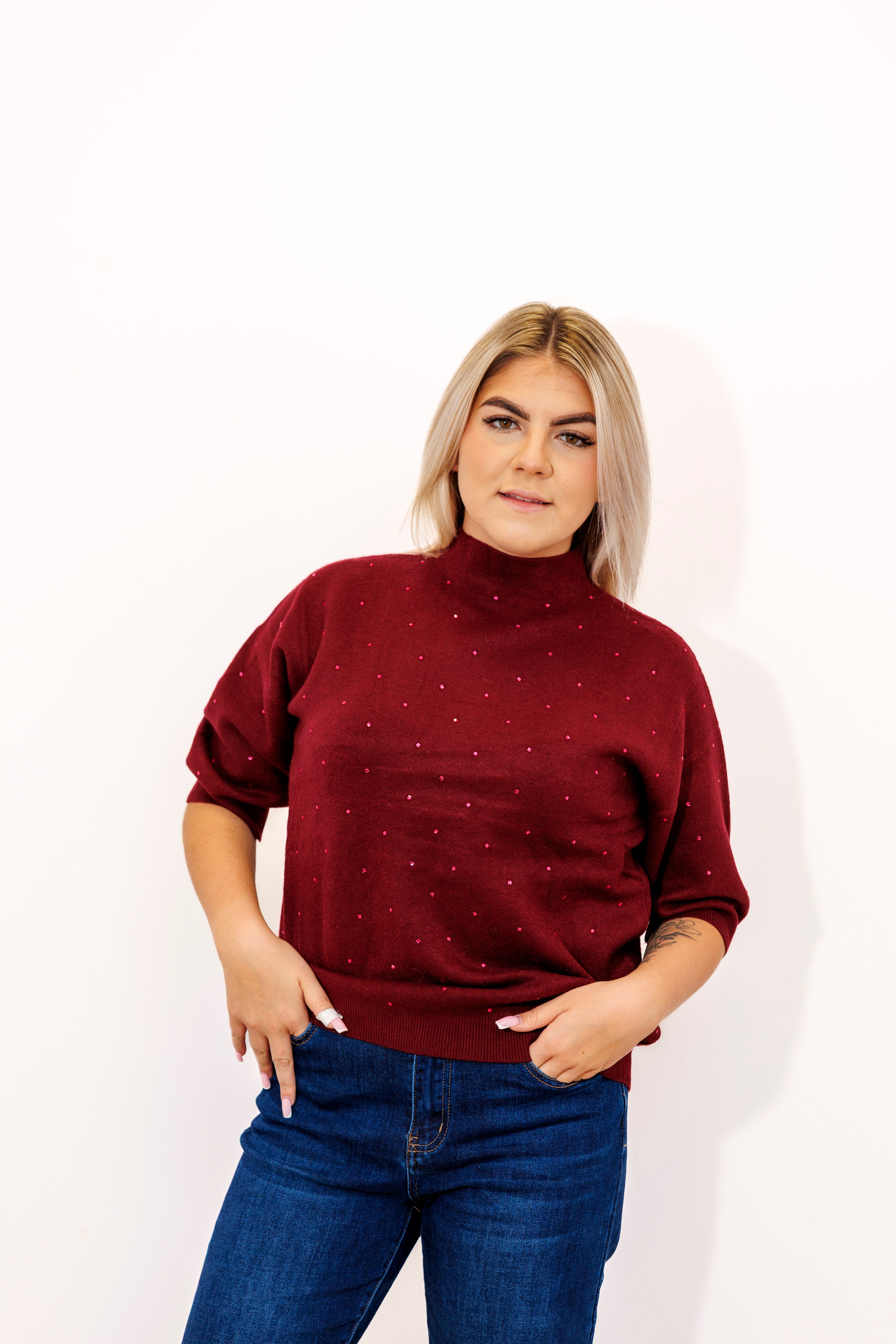 Sweter z cyrkoniami i elegancką stójką Bordo