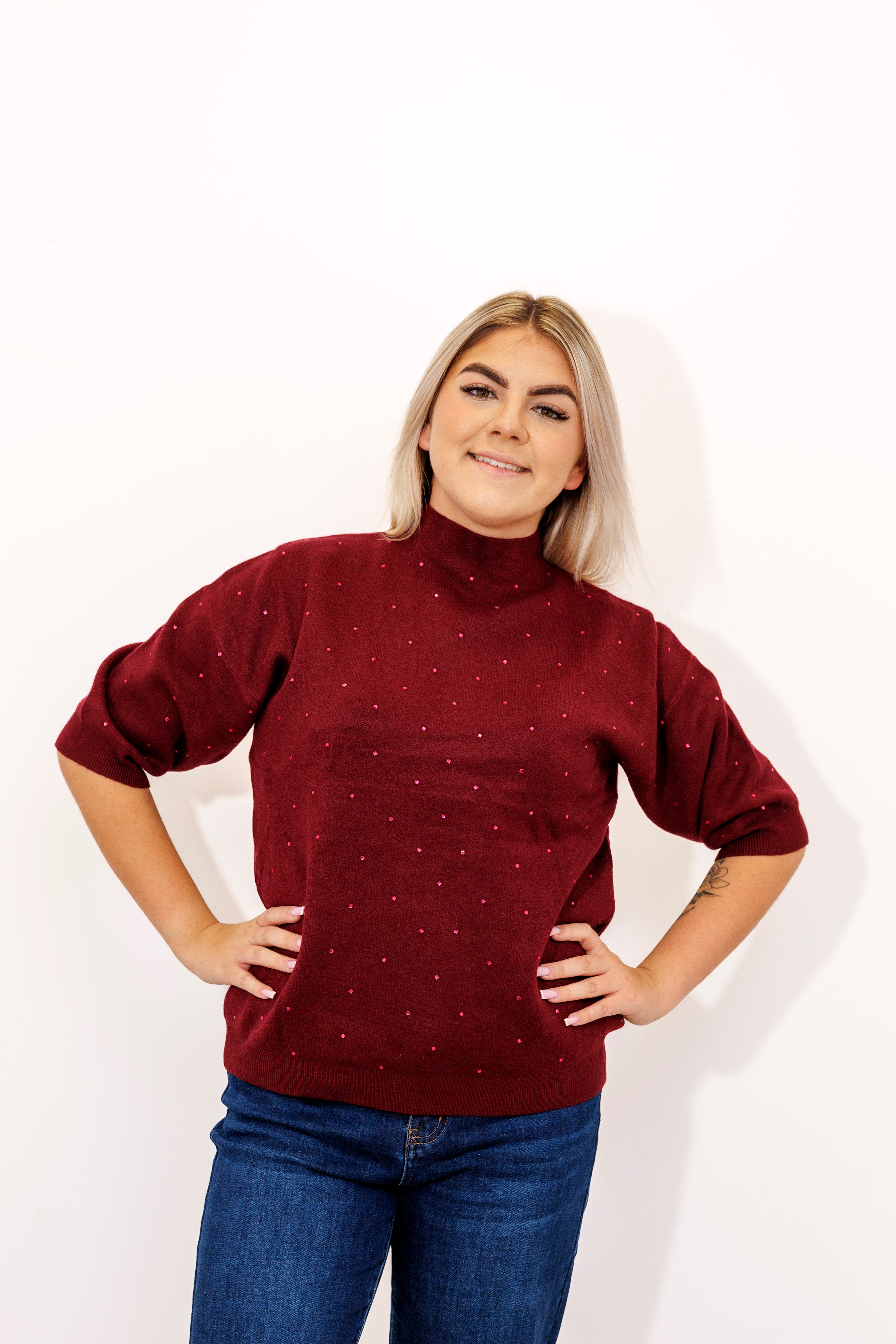 Sweter z cyrkoniami i elegancką stójką Bordo