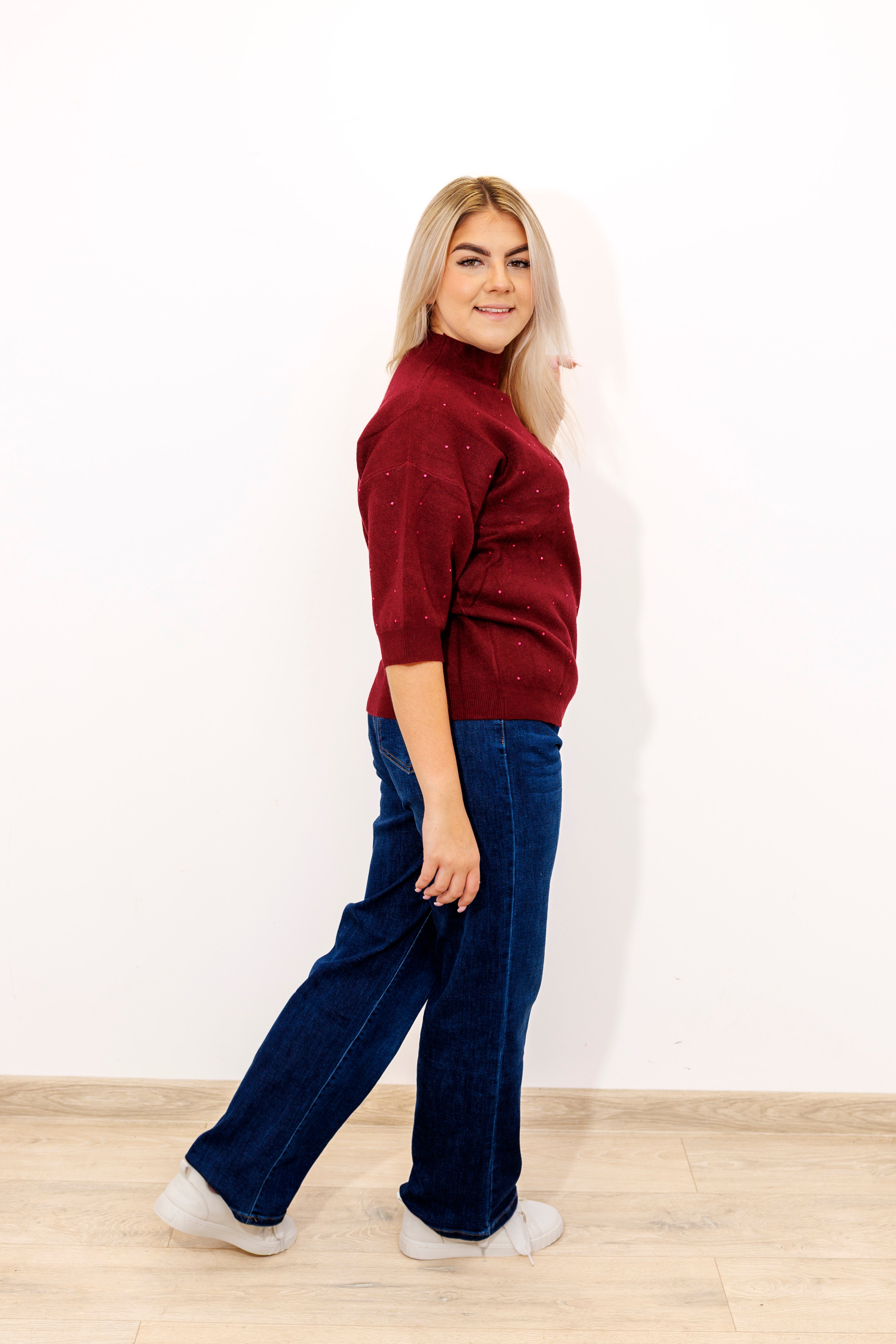 Sweter z cyrkoniami i elegancką stójką Bordo