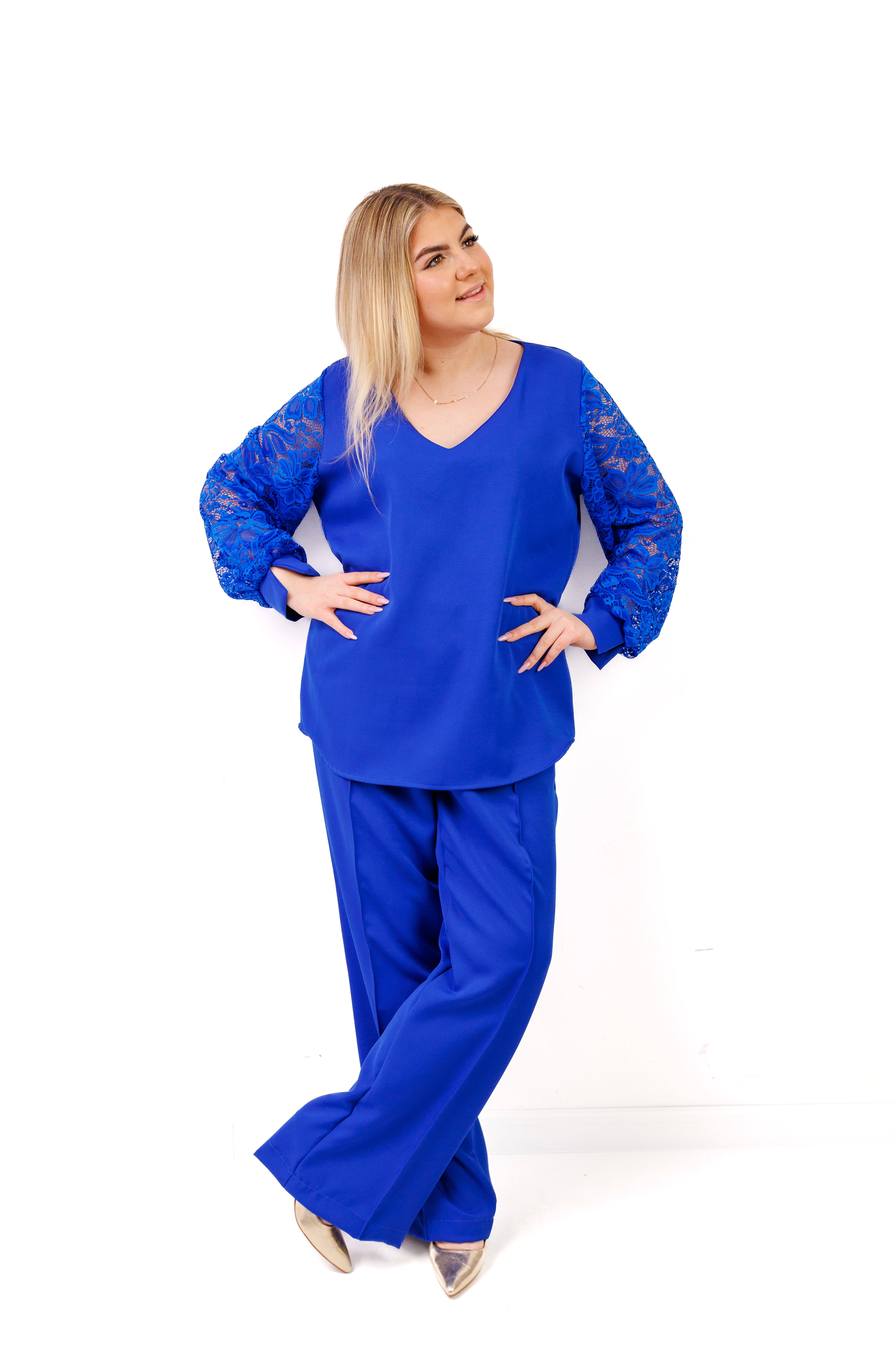 Elegancki komplet damski plus size – spodnie i bluzka z koronkowym rękawem, polska produkcja Chaber