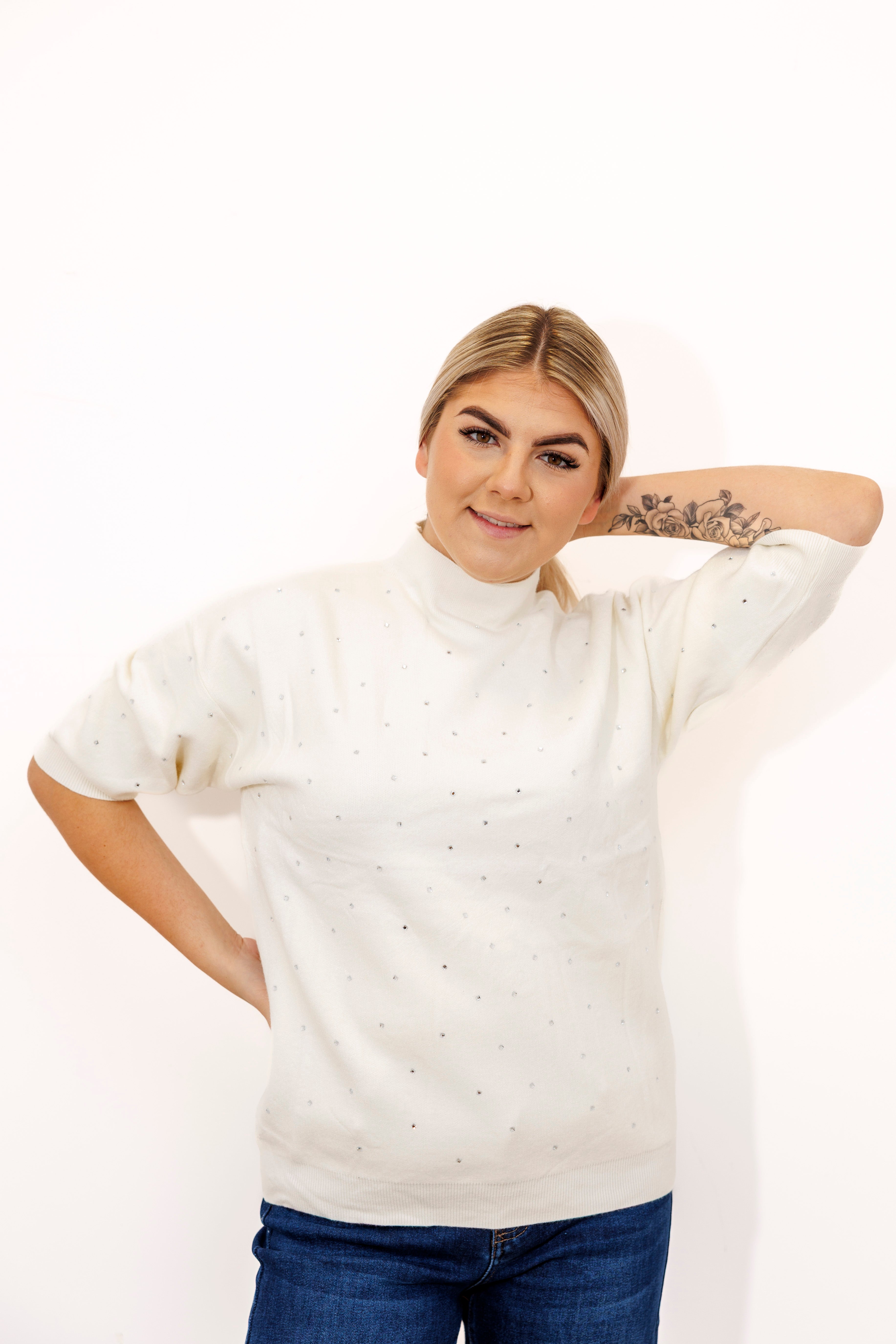 Sweter z cyrkoniami i elegancką stójką Krem