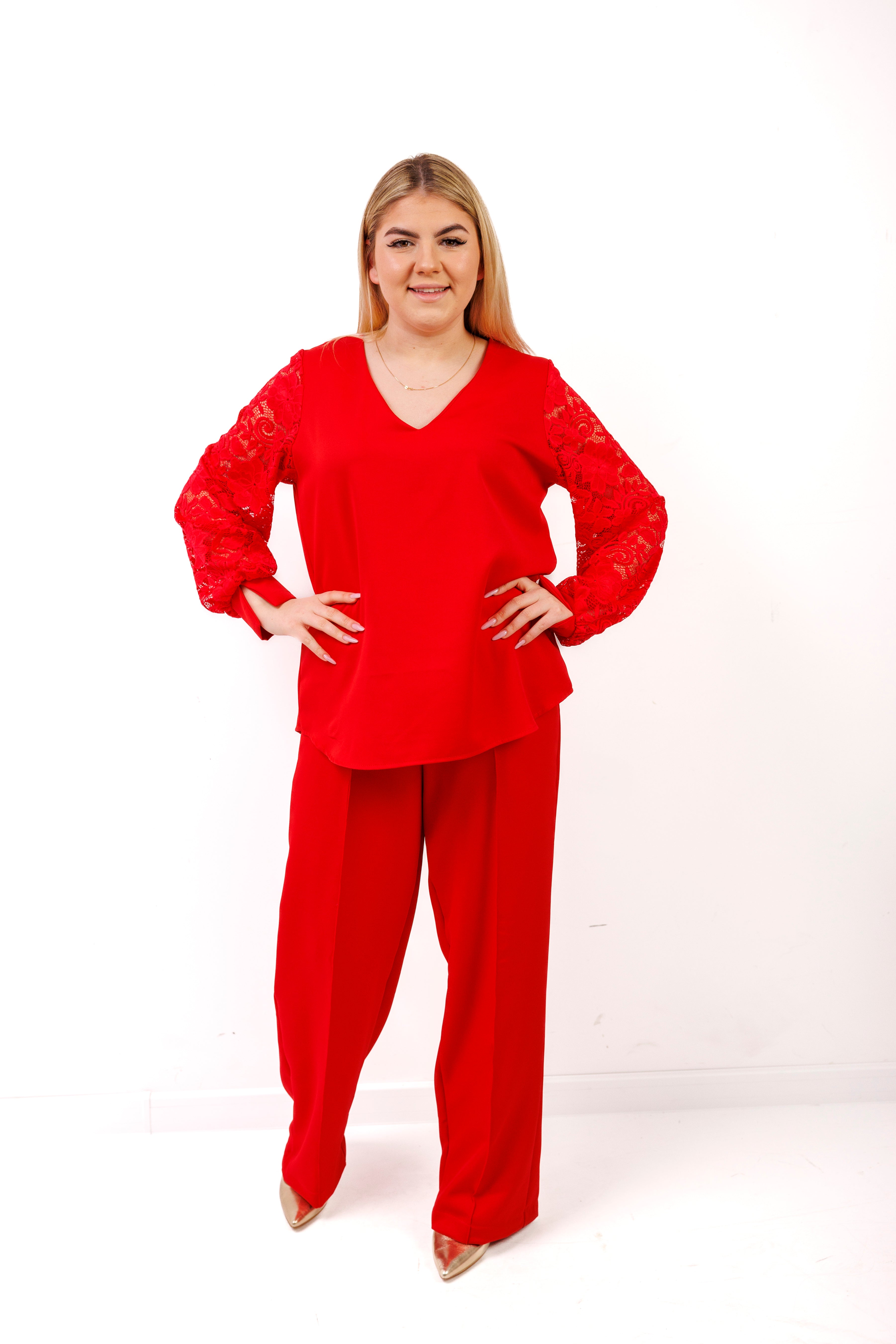 Elegancki komplet damski plus size – spodnie i bluzka z koronkowym rękawem, polska produkcja Czerwony