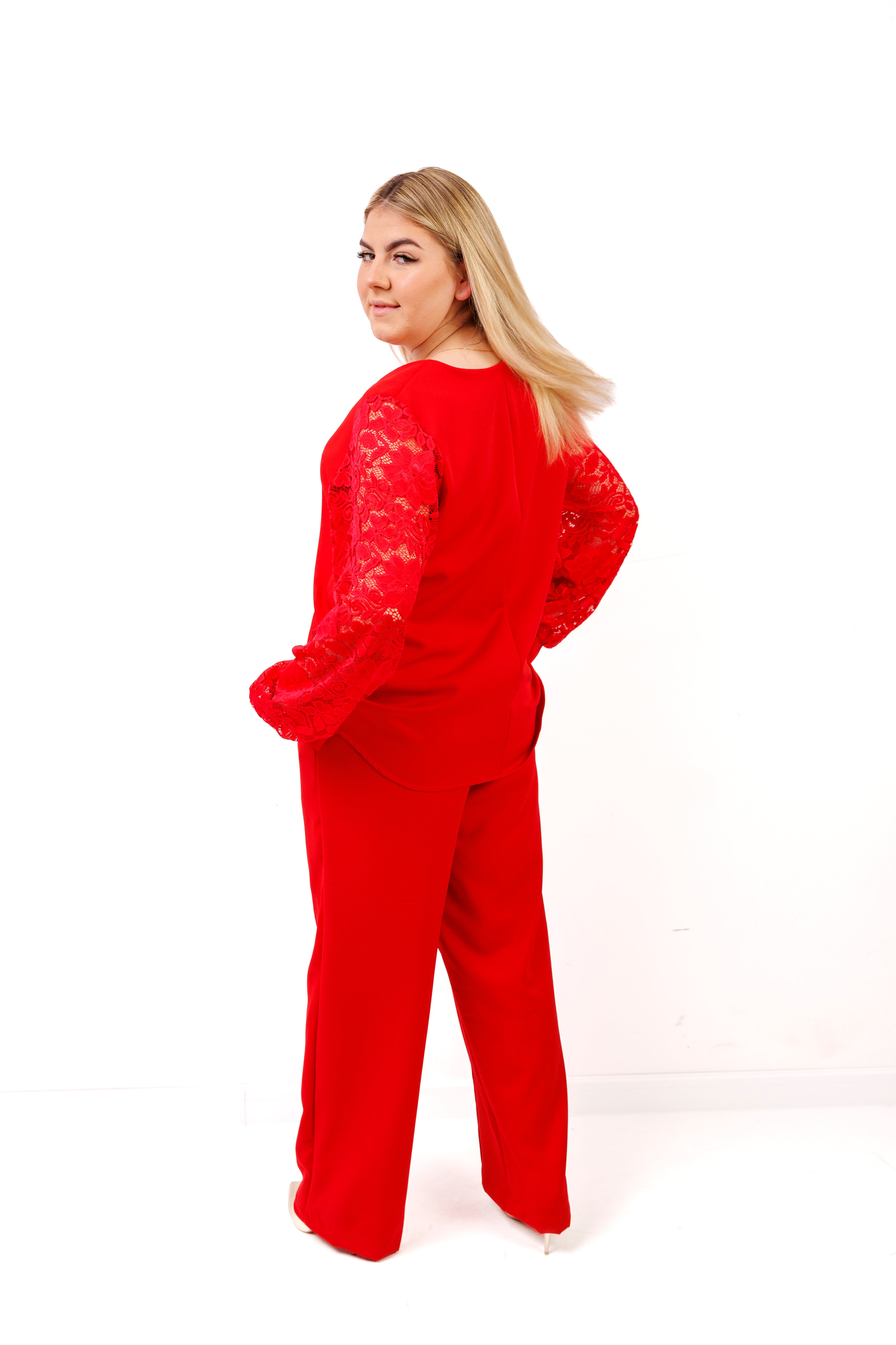 Elegancki komplet damski plus size – spodnie i bluzka z koronkowym rękawem, polska produkcja Czerwony