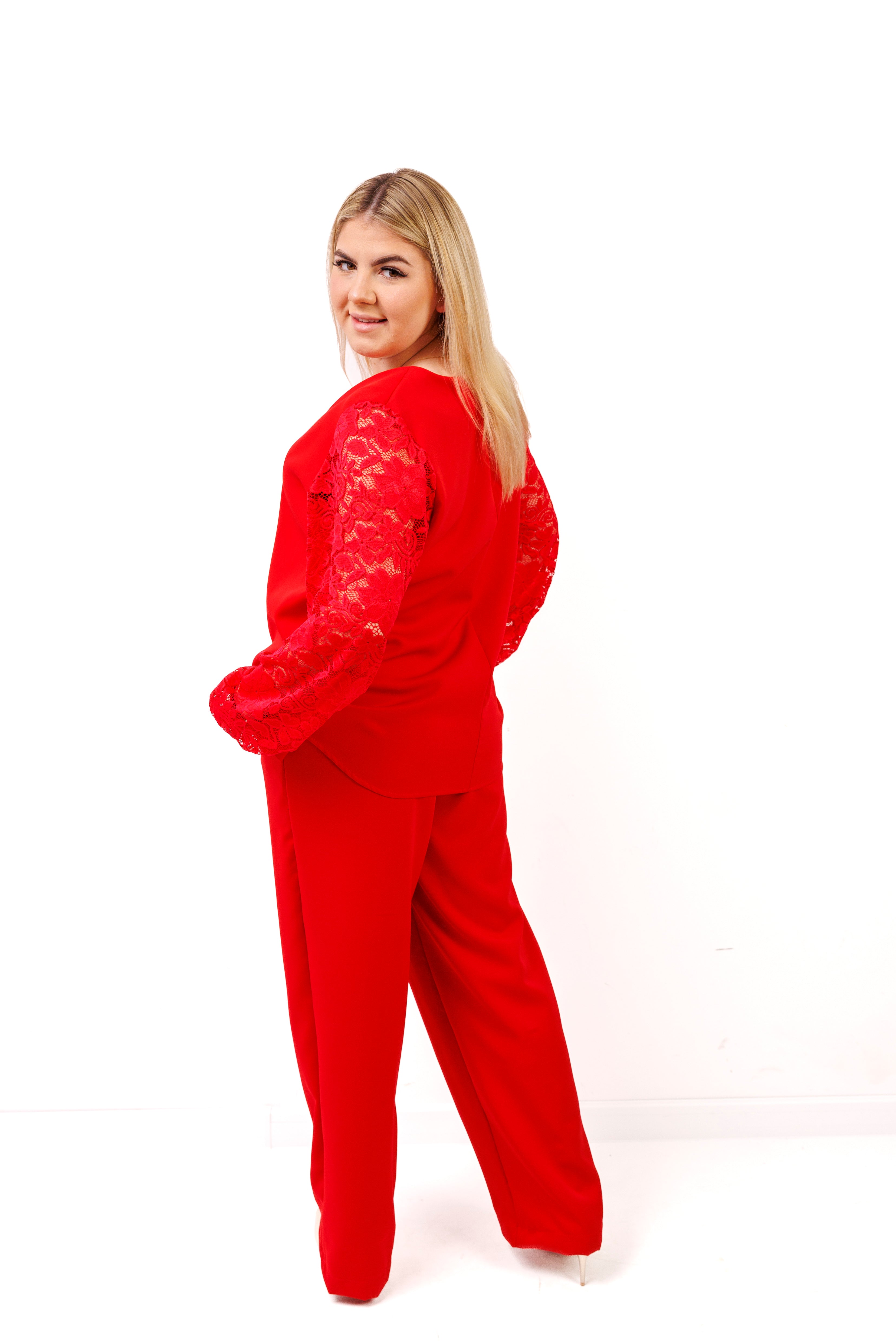 Elegancki komplet damski plus size – spodnie i bluzka z koronkowym rękawem, polska produkcja Czerwony