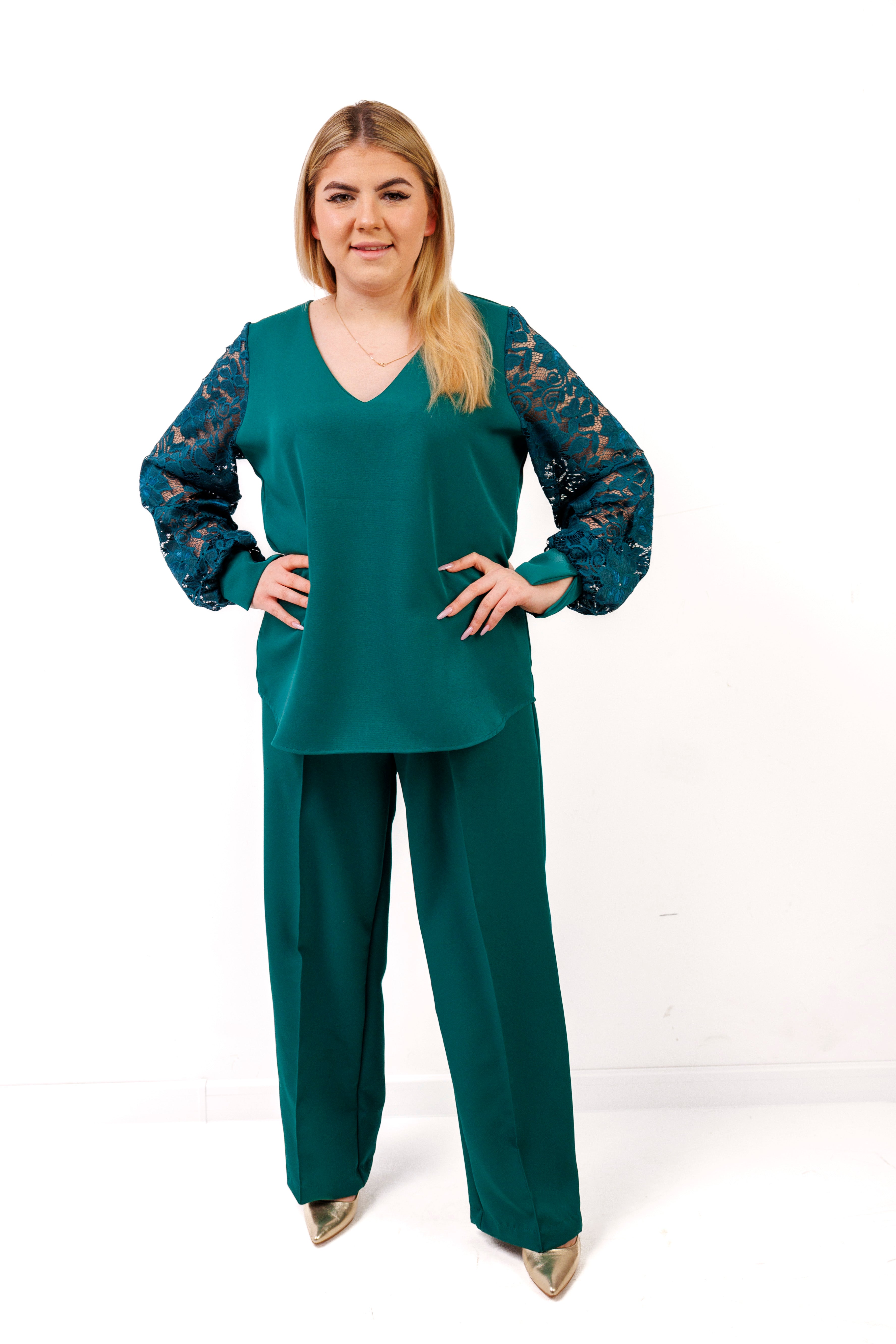 Elegancki komplet damski plus size – spodnie i bluzka z koronkowym rękawem, polska produkcja Butelka