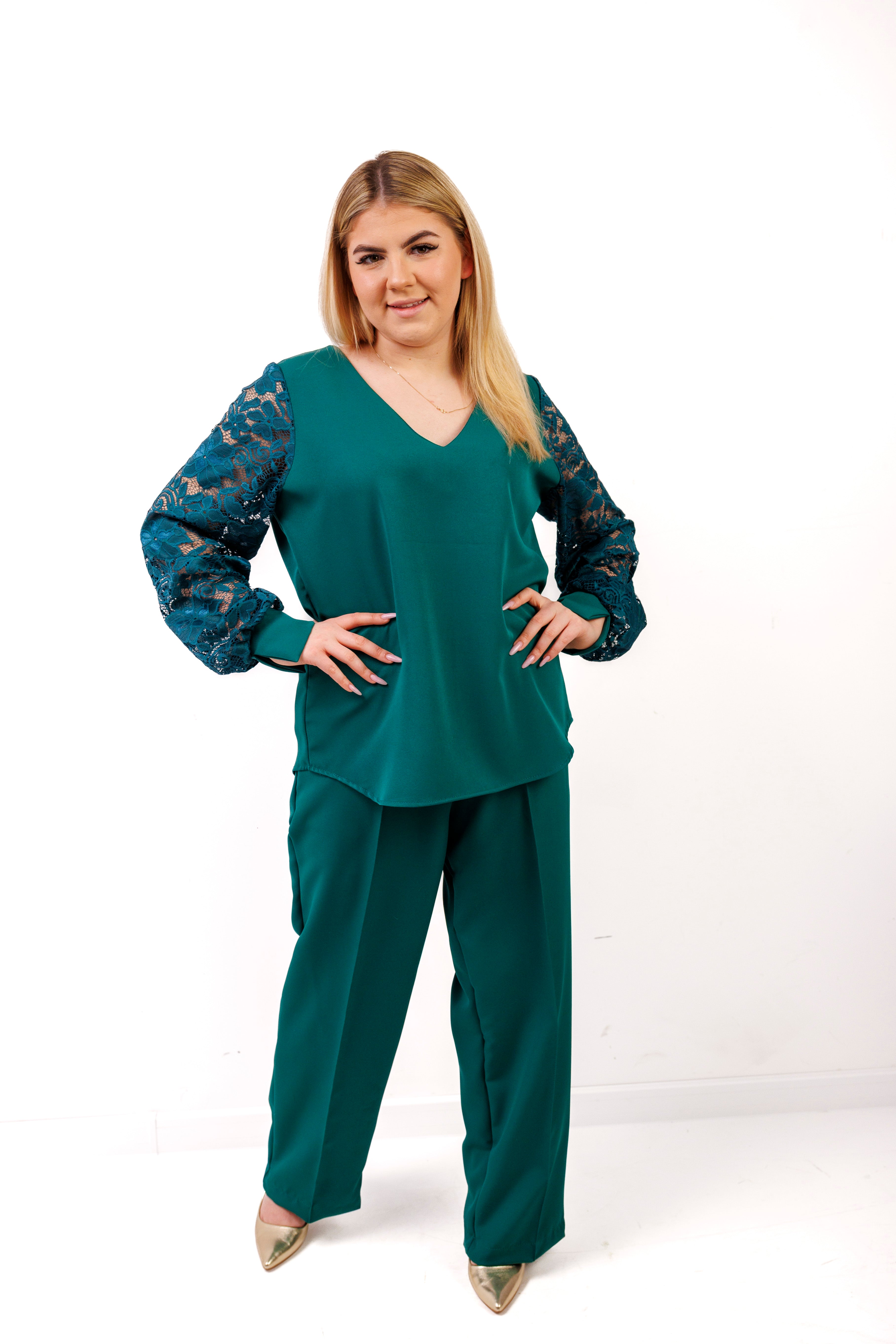 Elegancki komplet damski plus size – spodnie i bluzka z koronkowym rękawem, polska produkcja Butelka