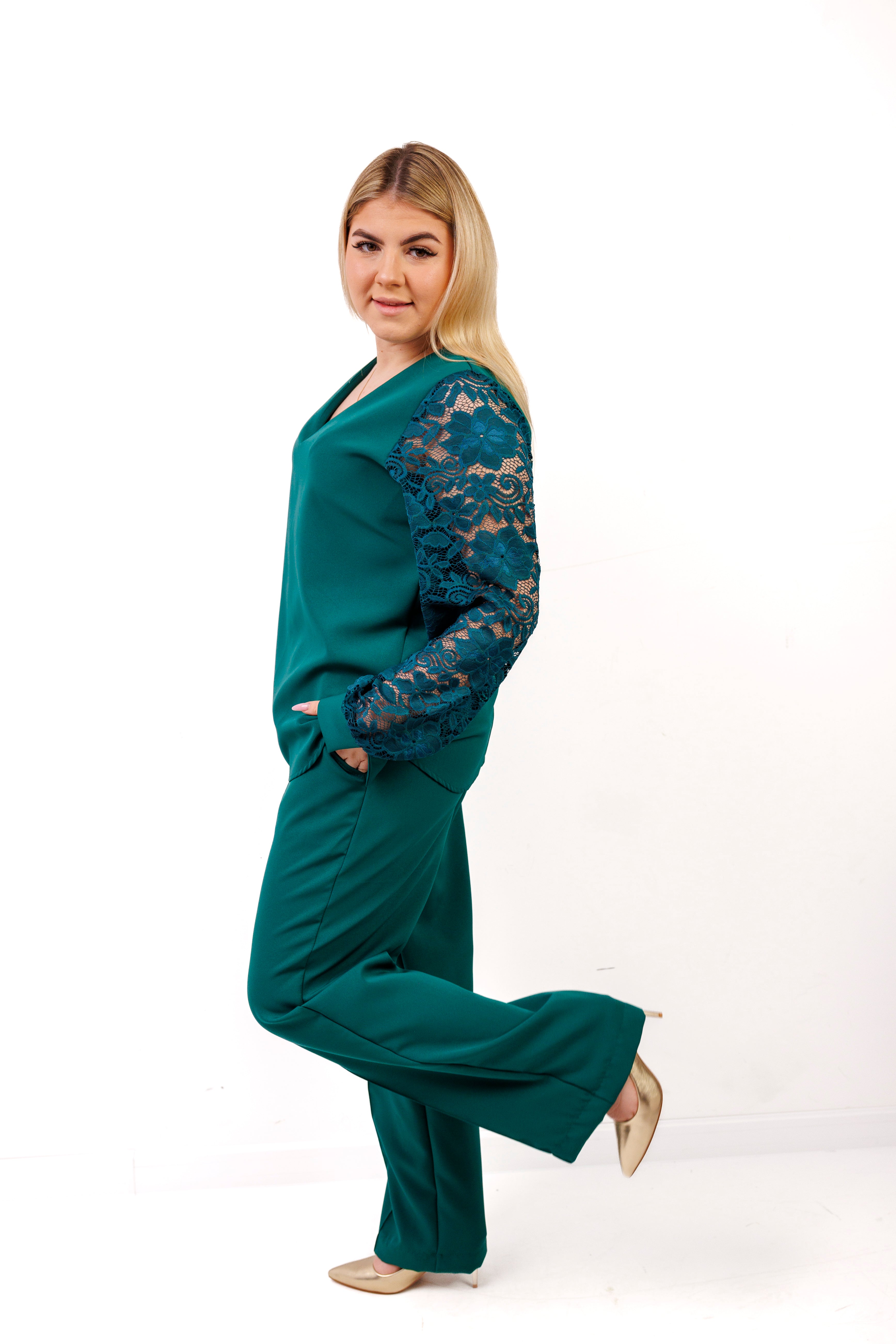 Elegancki komplet damski plus size – spodnie i bluzka z koronkowym rękawem, polska produkcja Butelka