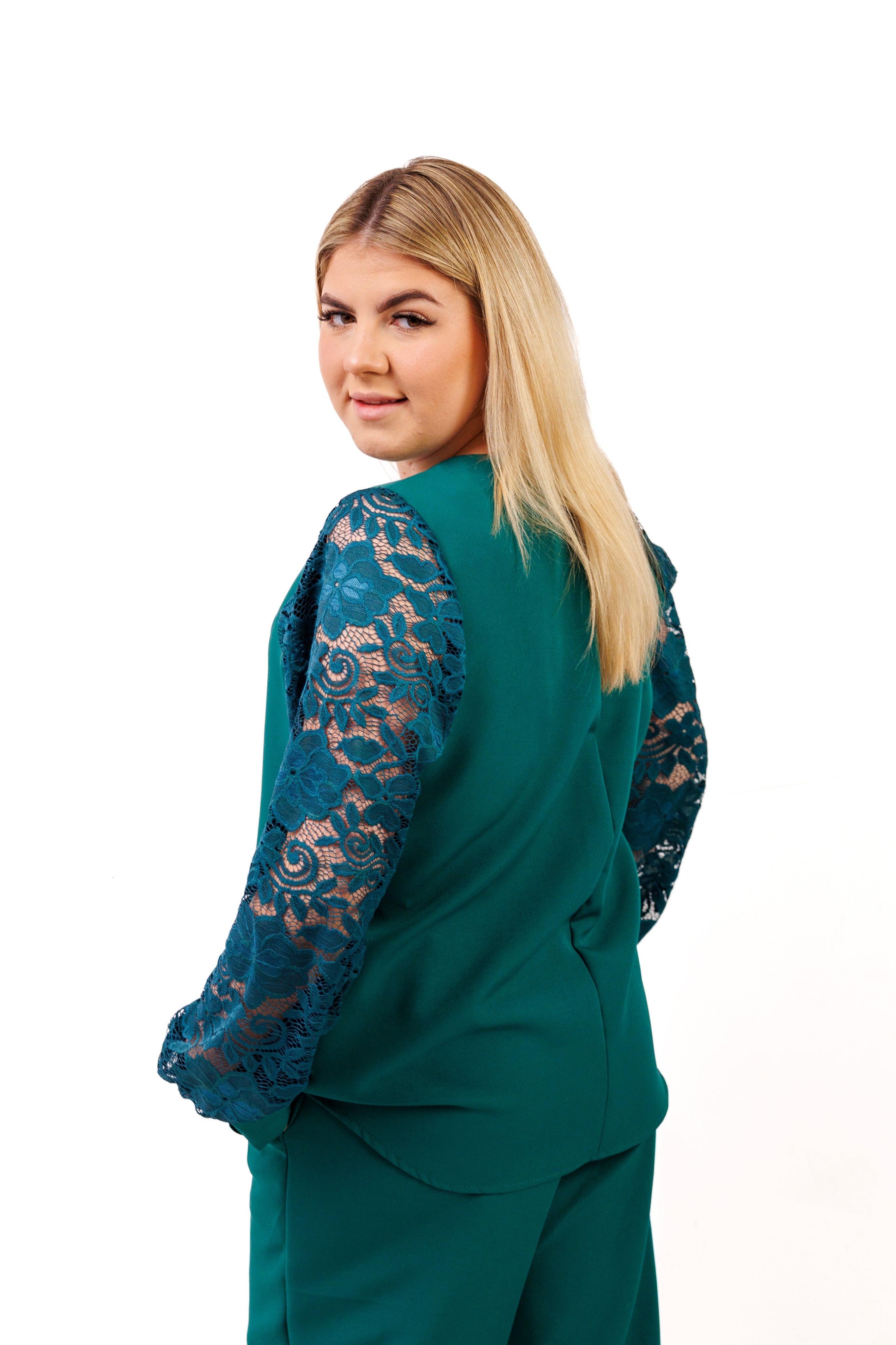 Elegancki komplet damski plus size – spodnie i bluzka z koronkowym rękawem, polska produkcja Butelka
