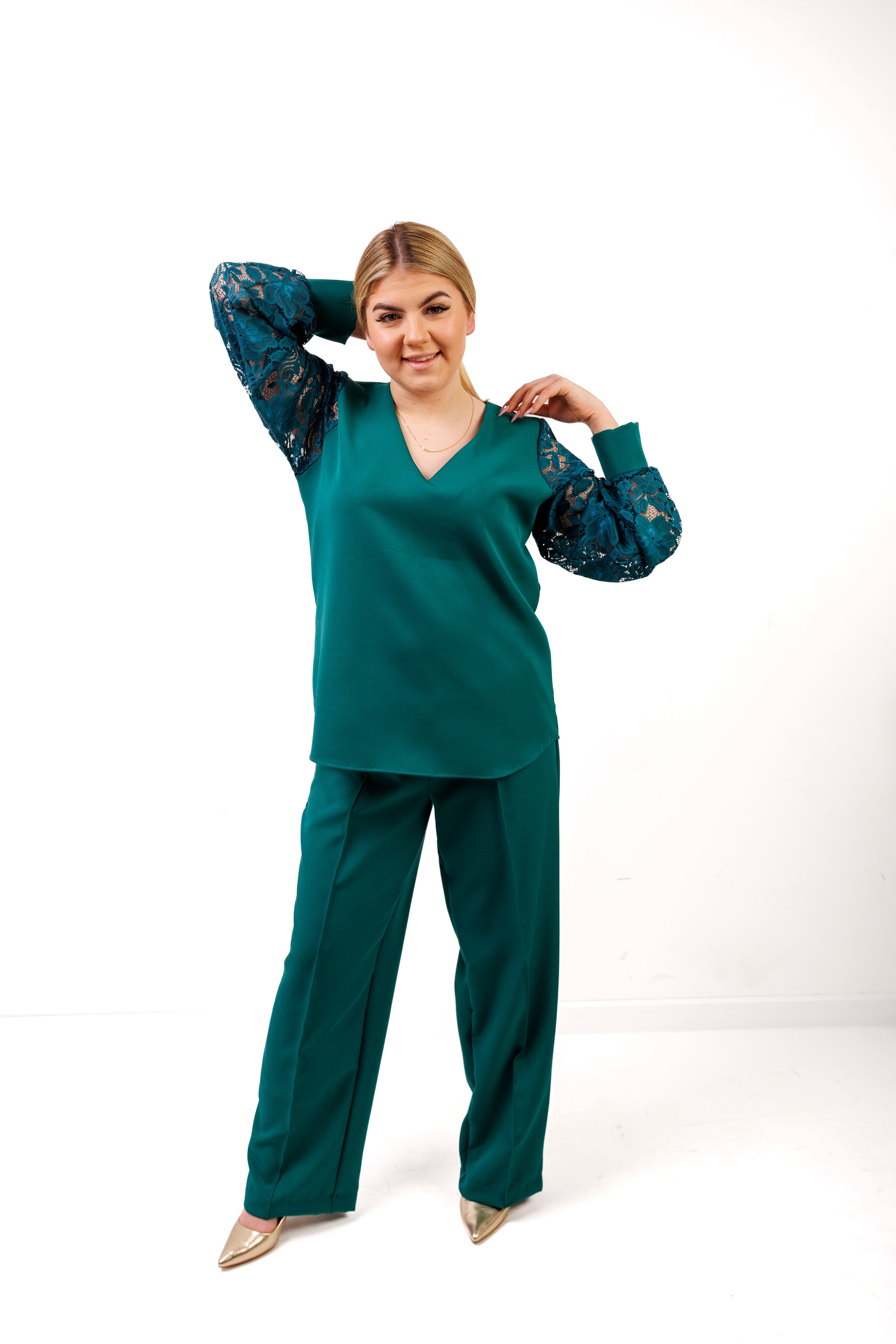 Elegancki komplet damski plus size – spodnie i bluzka z koronkowym rękawem, polska produkcja Butelka