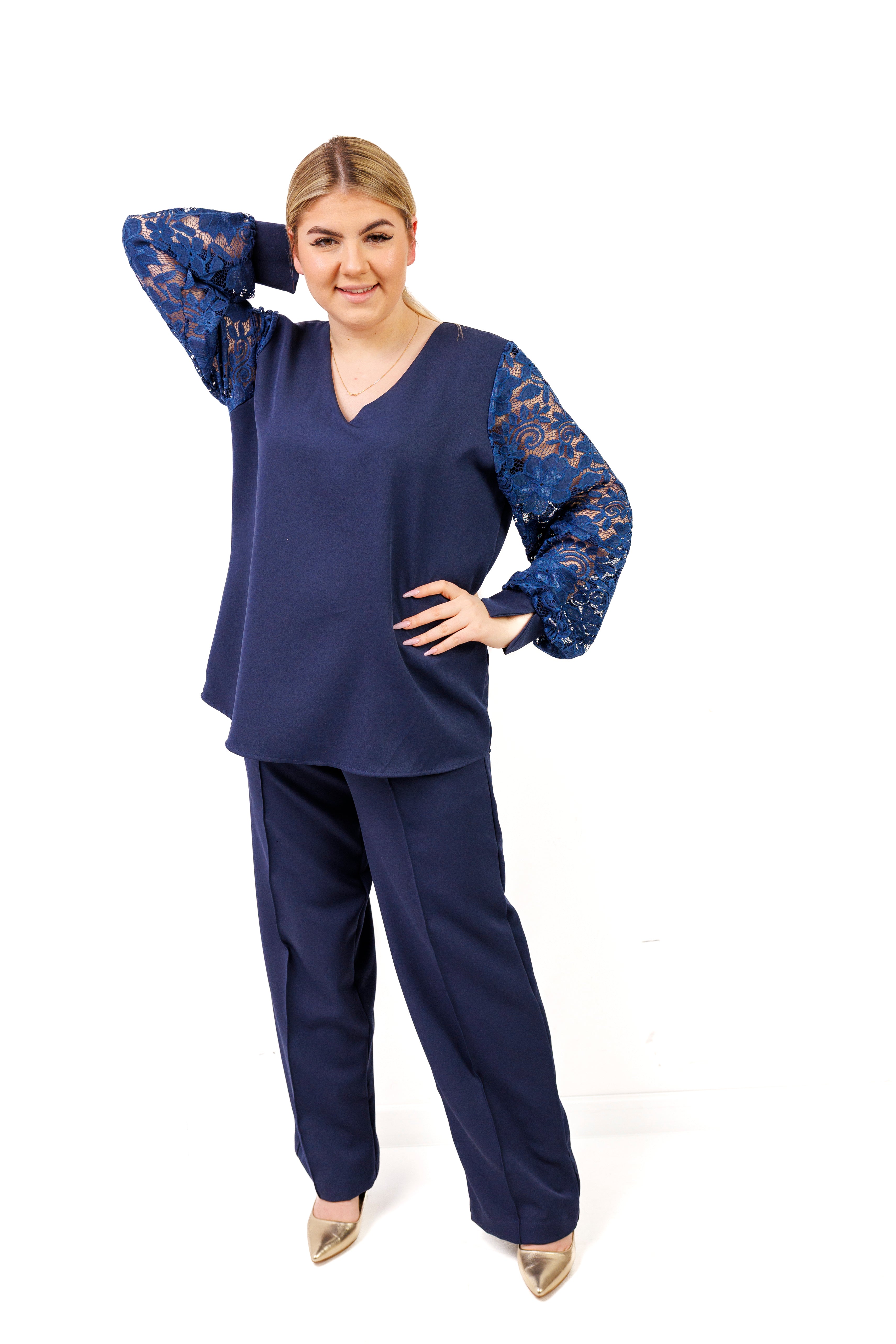 Elegancki komplet damski plus size – spodnie i bluzka z koronkowym rękawem, polska produkcja Granat