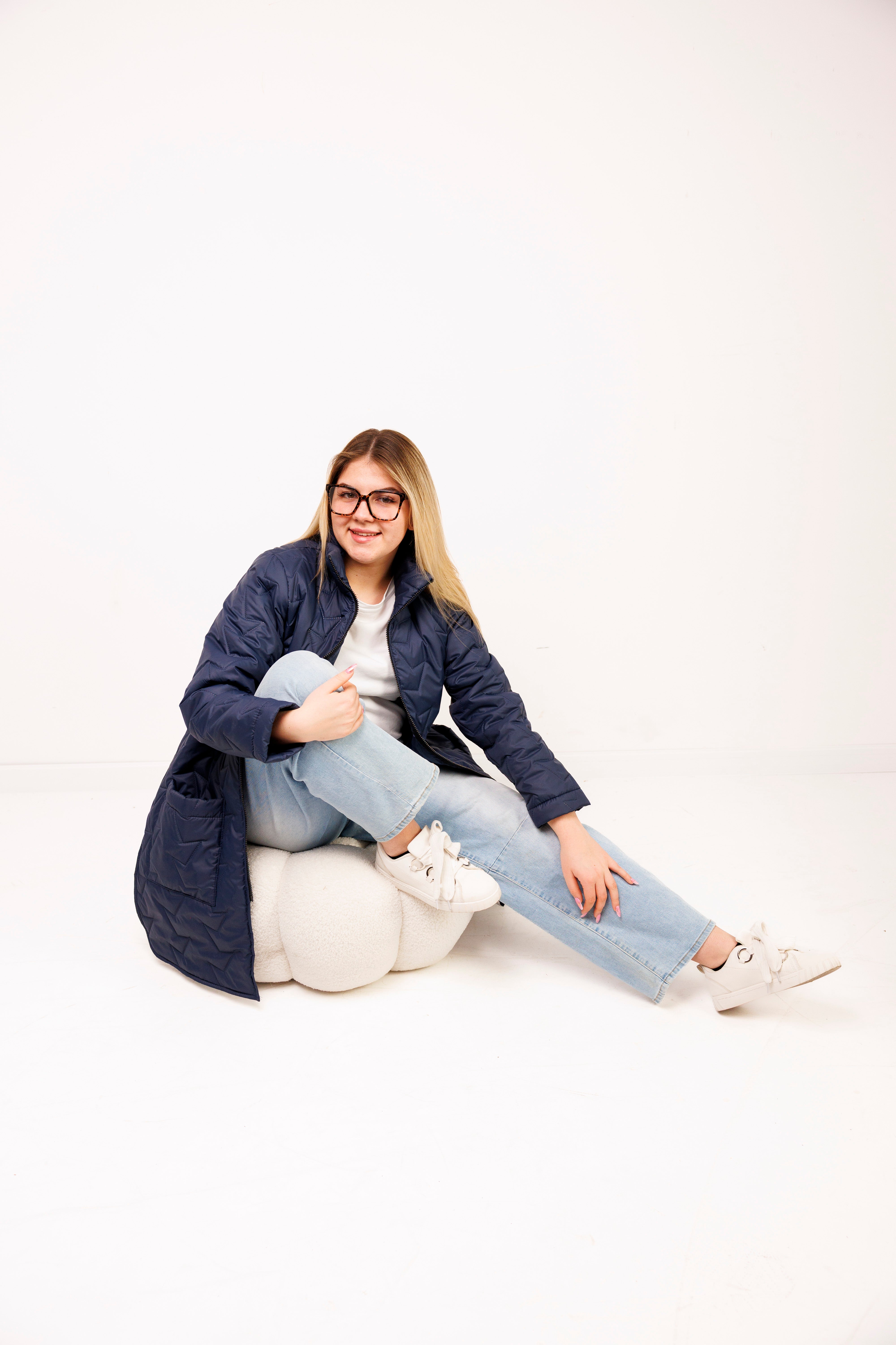 Damska kurtka pikowana plus size ze stójką – polska produkcja, rozcięcia po bokach Granat
