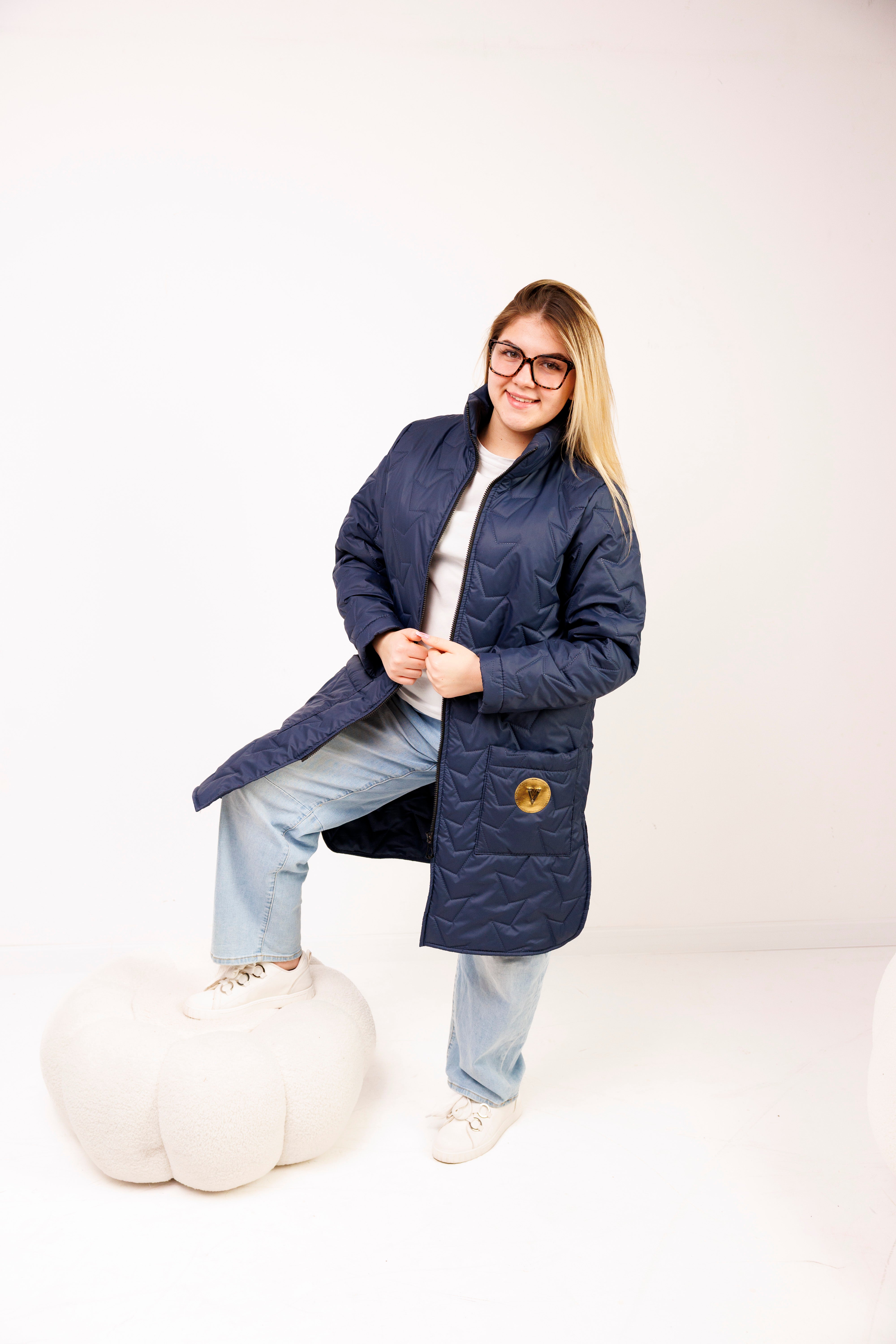 Damska kurtka pikowana plus size ze stójką – polska produkcja, rozcięcia po bokach Granat