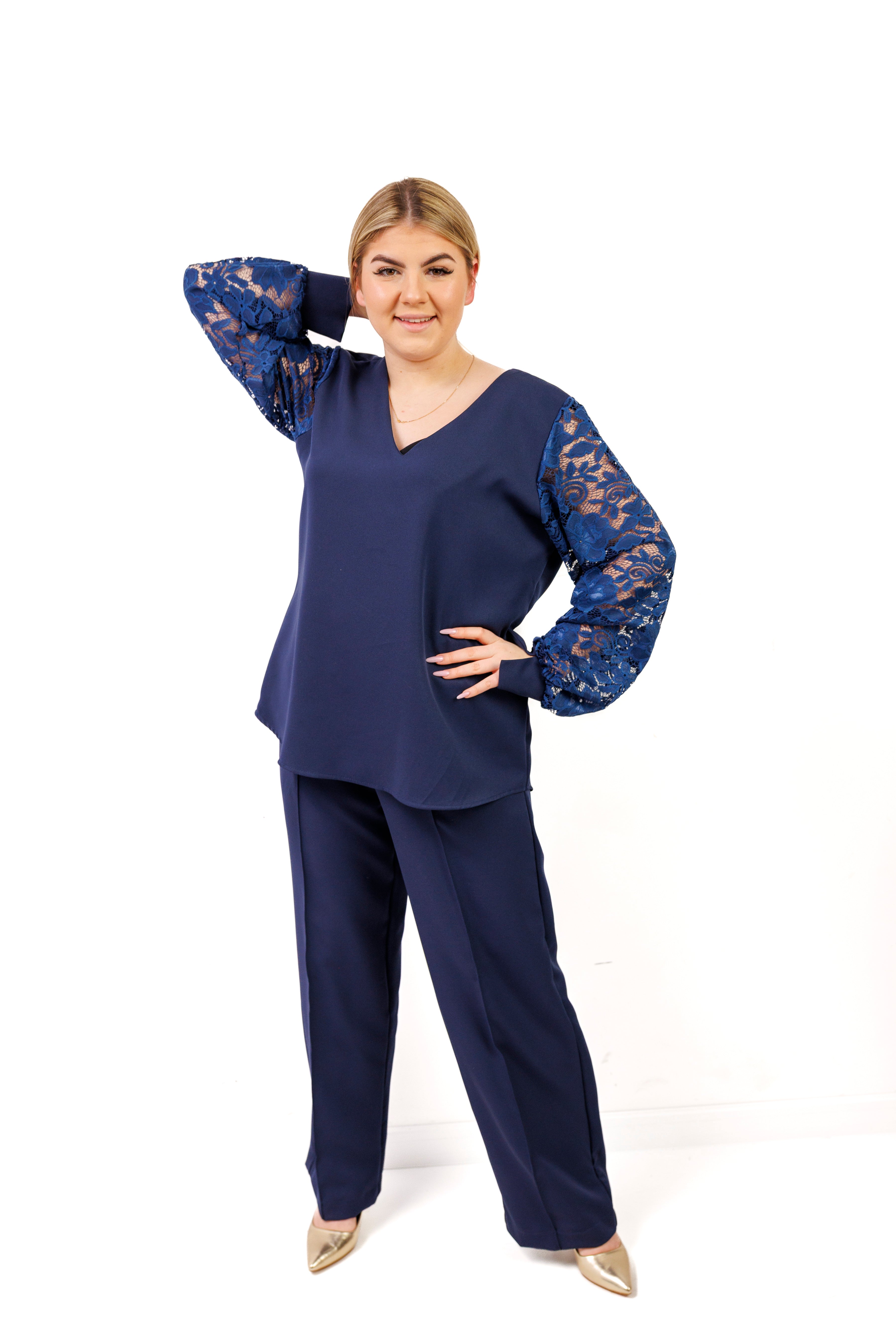 Elegancki komplet damski plus size – spodnie i bluzka z koronkowym rękawem, polska produkcja Granat