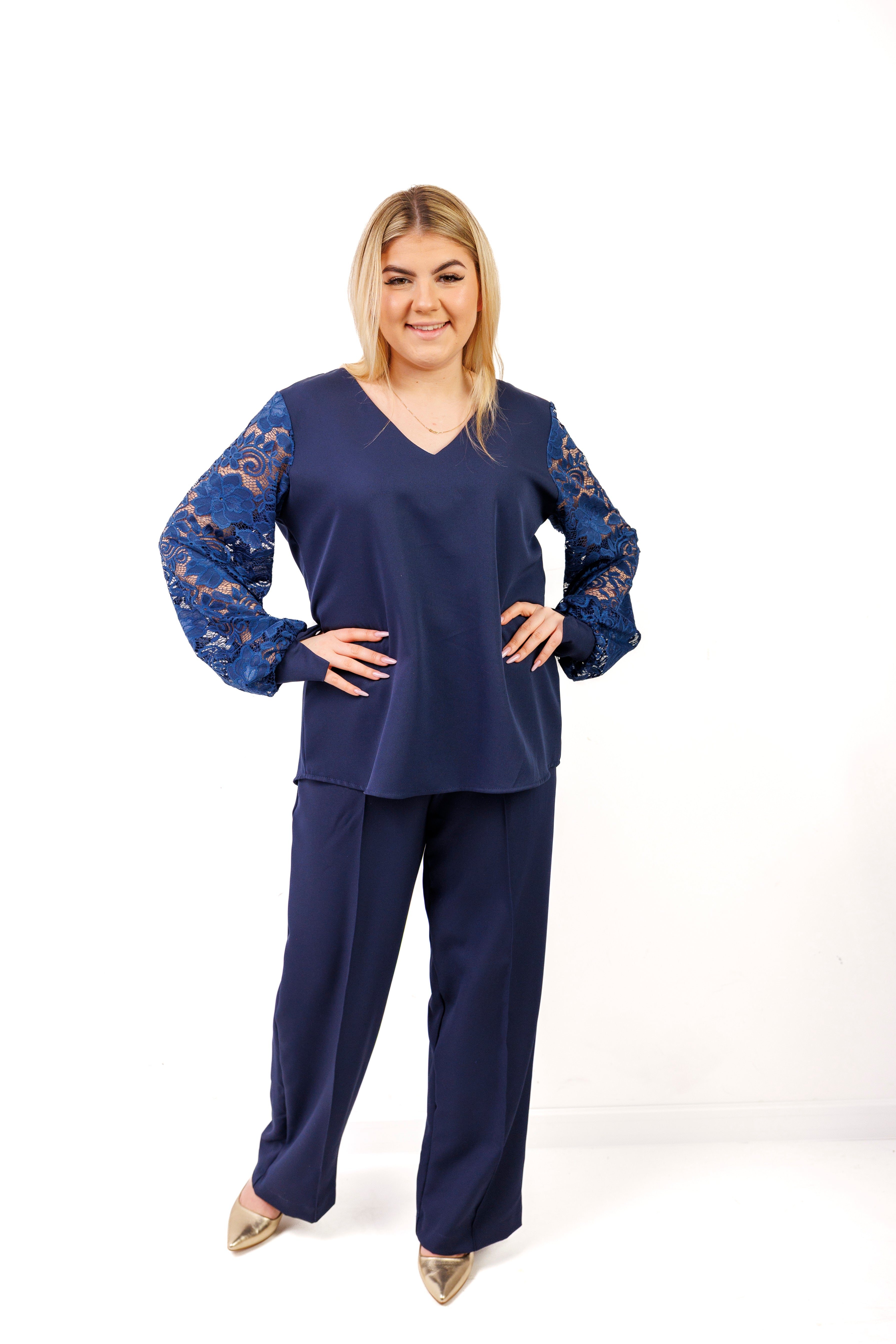 Elegancki komplet damski plus size – spodnie i bluzka z koronkowym rękawem, polska produkcja Granat