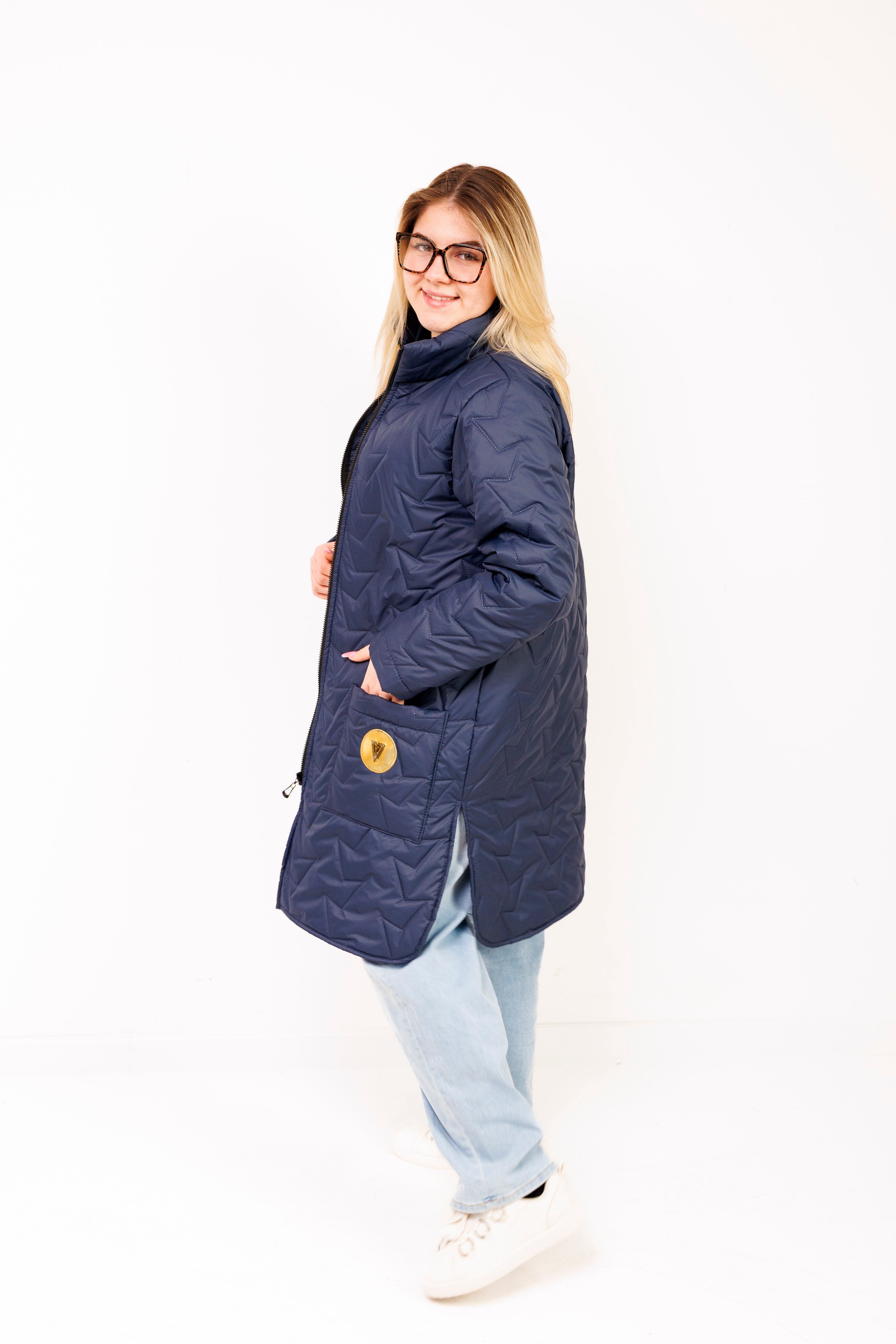 Damska kurtka pikowana plus size ze stójką – polska produkcja, rozcięcia po bokach Granat