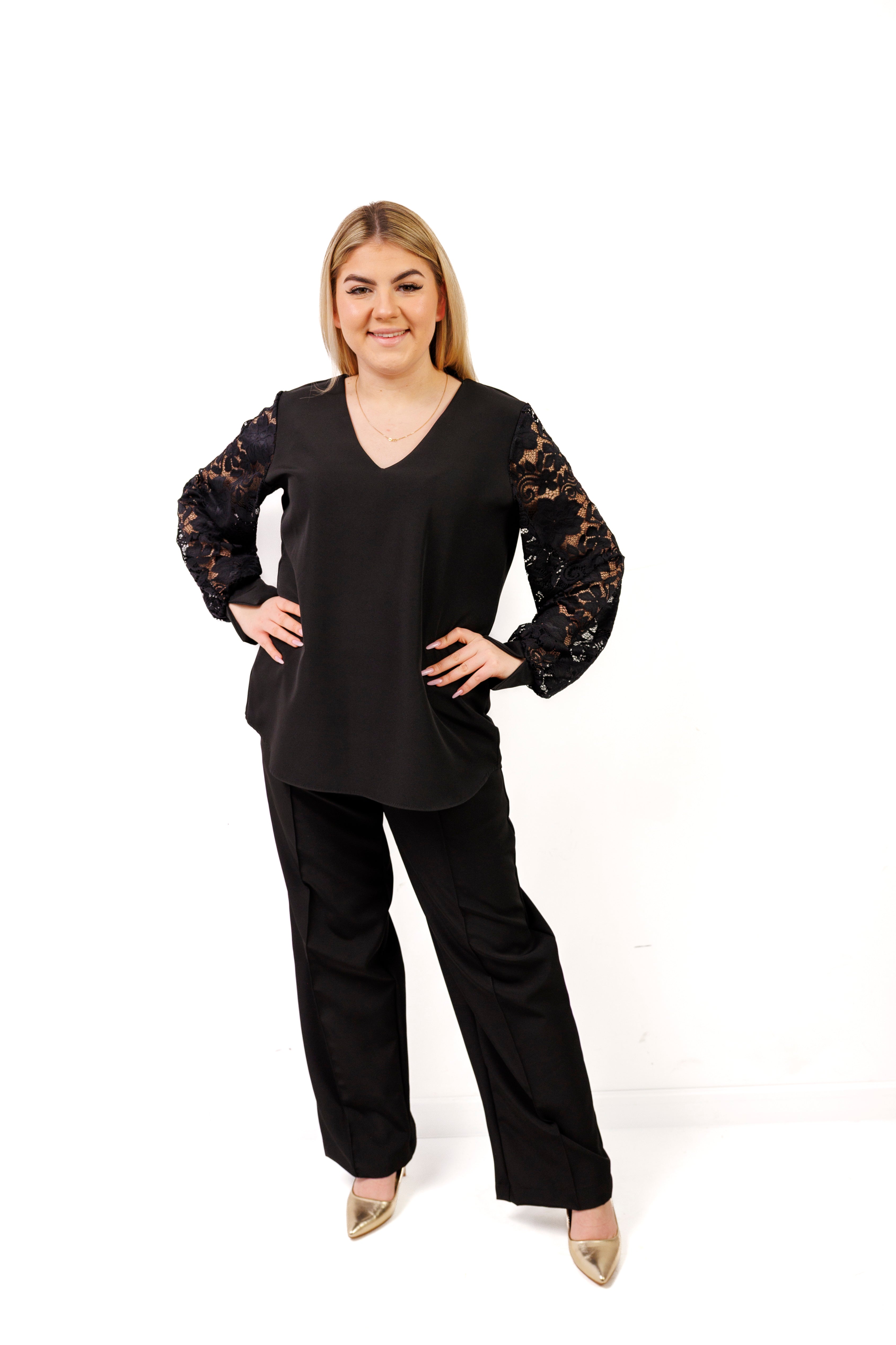 Elegancki komplet damski plus size – spodnie i bluzka z koronkowym rękawem, polska produkcja Czarny