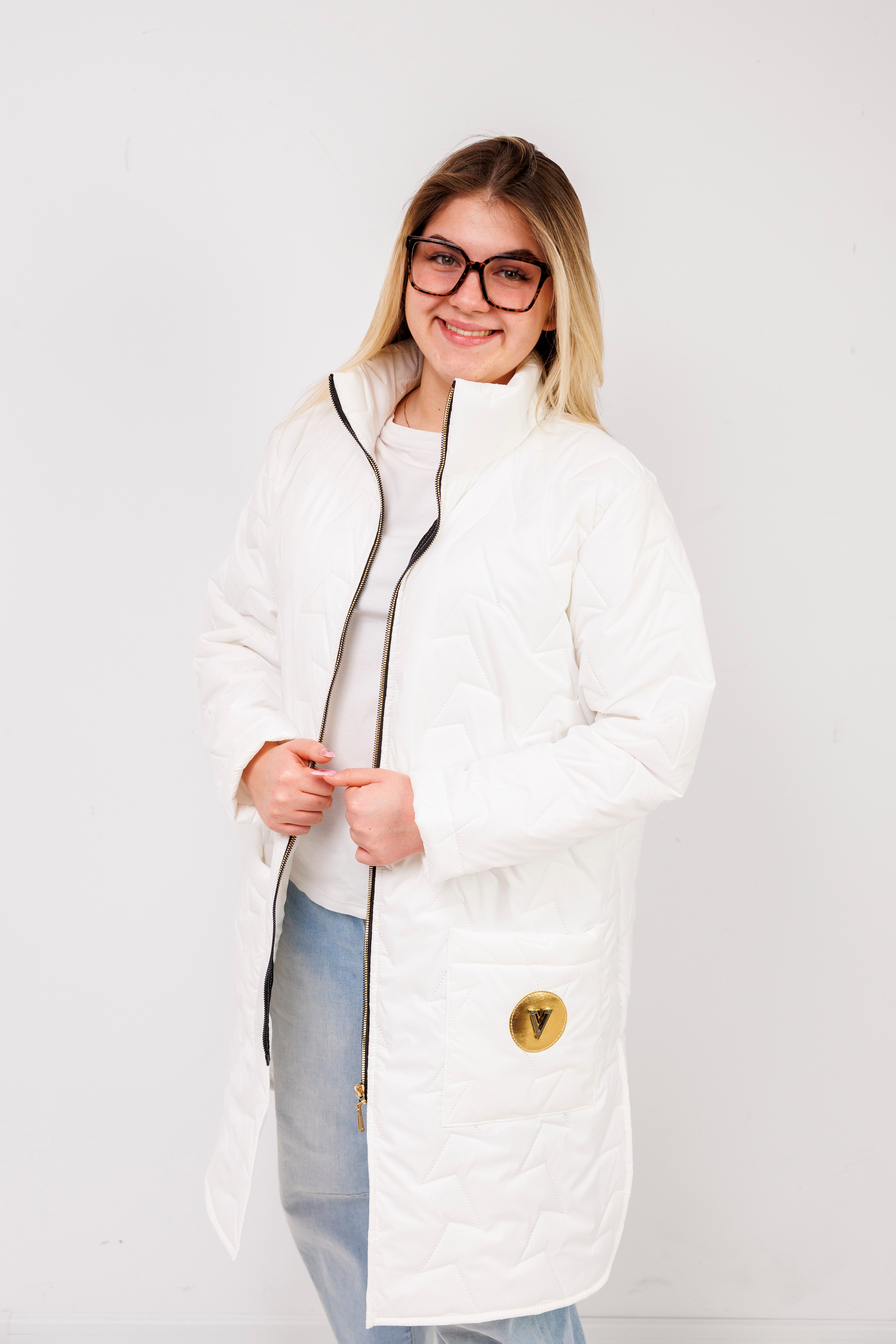 Damska kurtka pikowana plus size ze stójką – polska produkcja, rozcięcia po bokach Biały