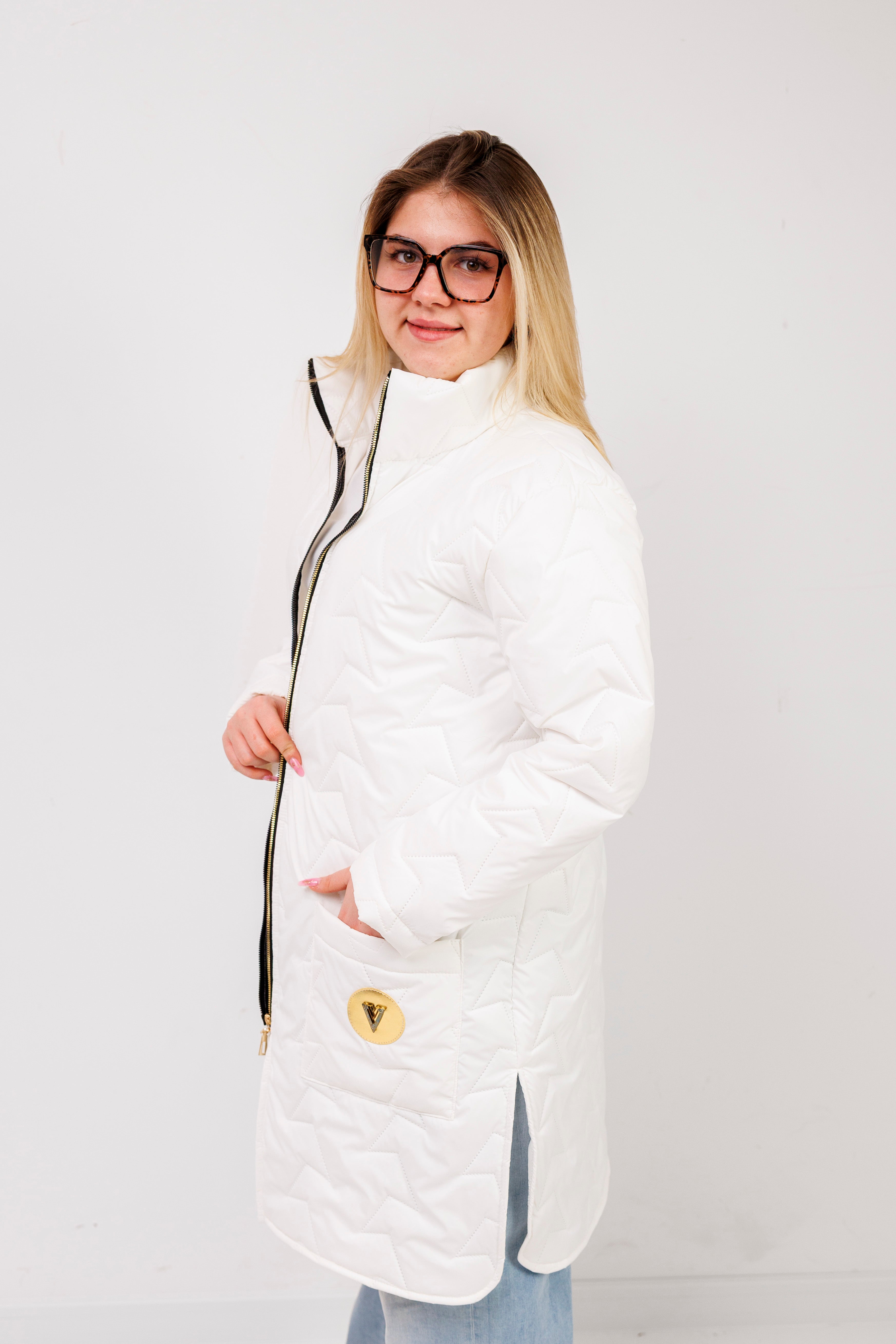 Damska kurtka pikowana plus size ze stójką – polska produkcja, rozcięcia po bokach Biały